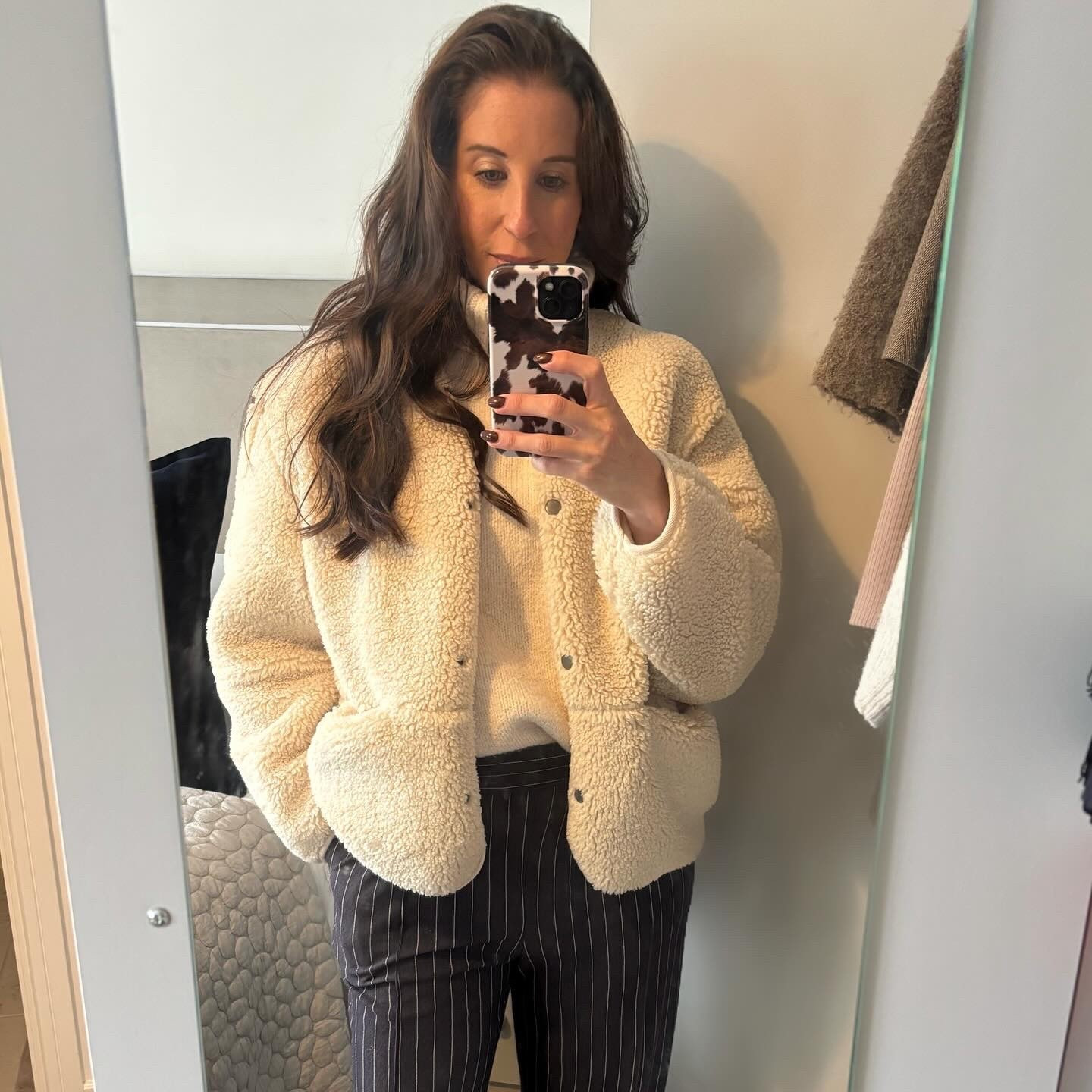 THE 🧸 jacket 🤎 I bought this a while ago but spotted it in store again recently and this one sells out year after year. I love the fact it’s not too bulky and it’s smart 😍 it also comes in 🍫 which I have too!

Comment LINKS to shop. Will also add it to my story and then save it to my October highlight.

#hm #teddyjacket #highstreetfashion #virtualstylist #autumnfashion #autumntrends