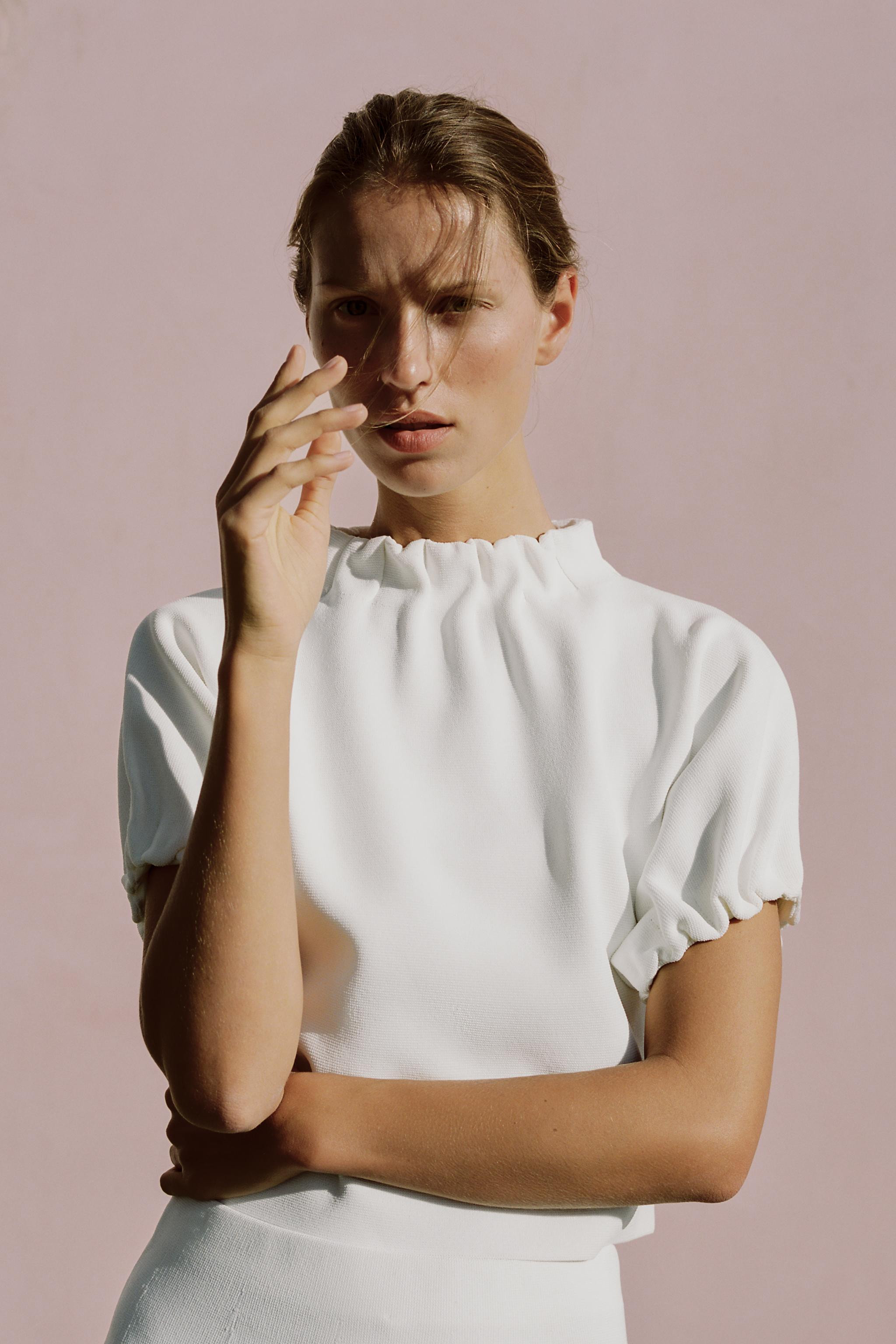 Round neck top with short puff sleeves. Elasticized trim with ruching. | Zara US