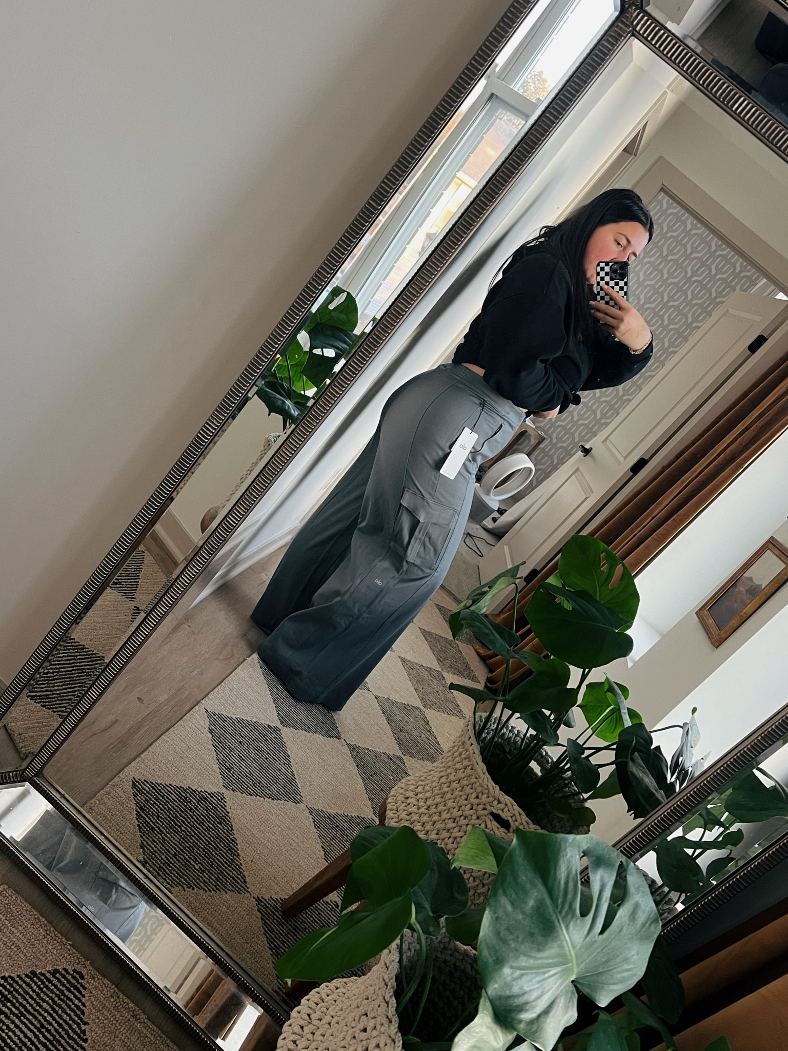 I have been eyeing these Alo cargo wide leg trousers for awhile and finally got them. 10/10!! Soo comfy, cute & stylish. I’m 5’7.5” & get the LONG always so I can wear platform shoes :) Obsessed