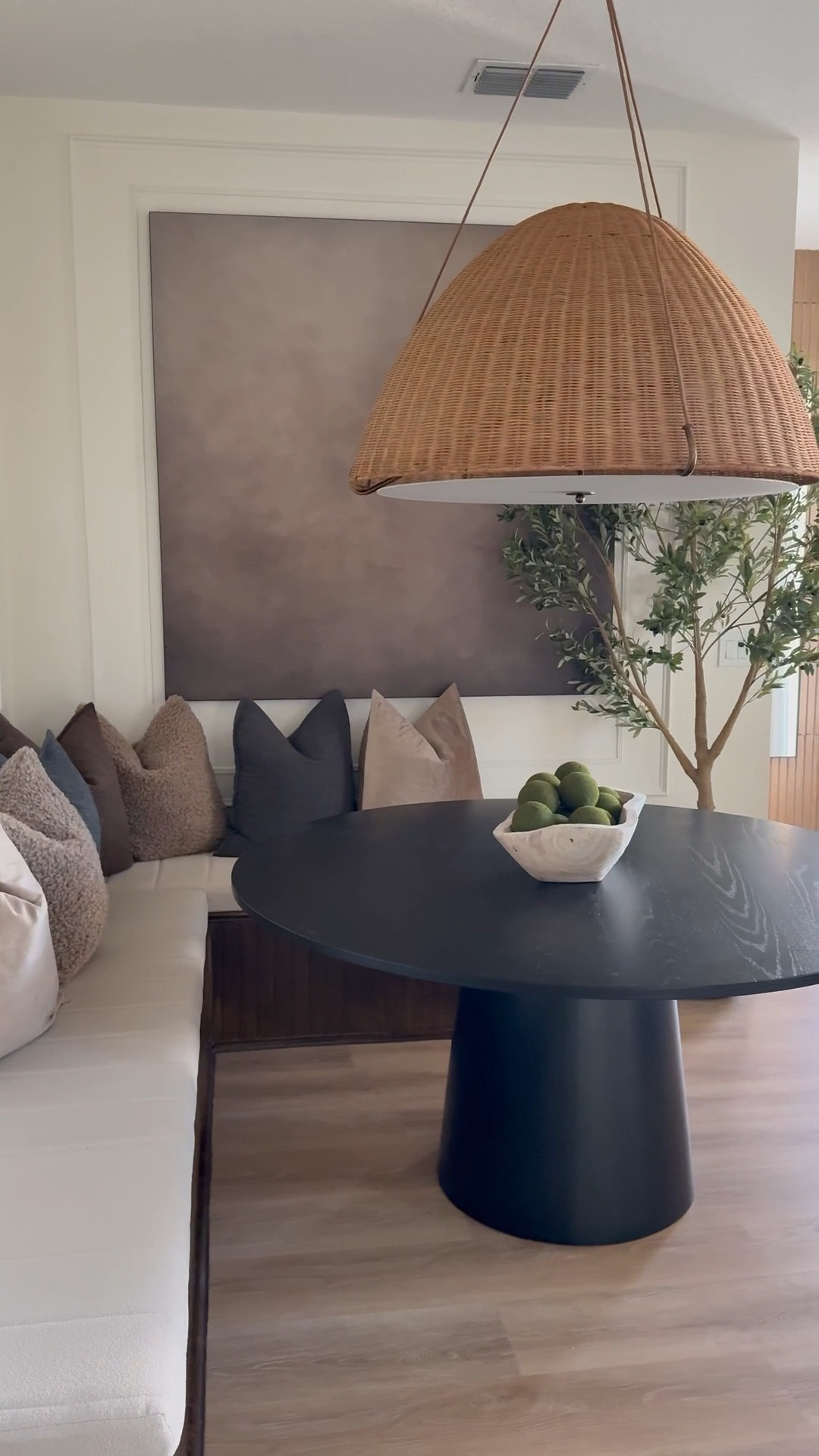 Choose wall art that makes a statement 🫶😍





Home style
Decor tip
Wall art
Dining nook
Accent wall
Oversized wall art
Wall decor
Room refresh




#LTKHome