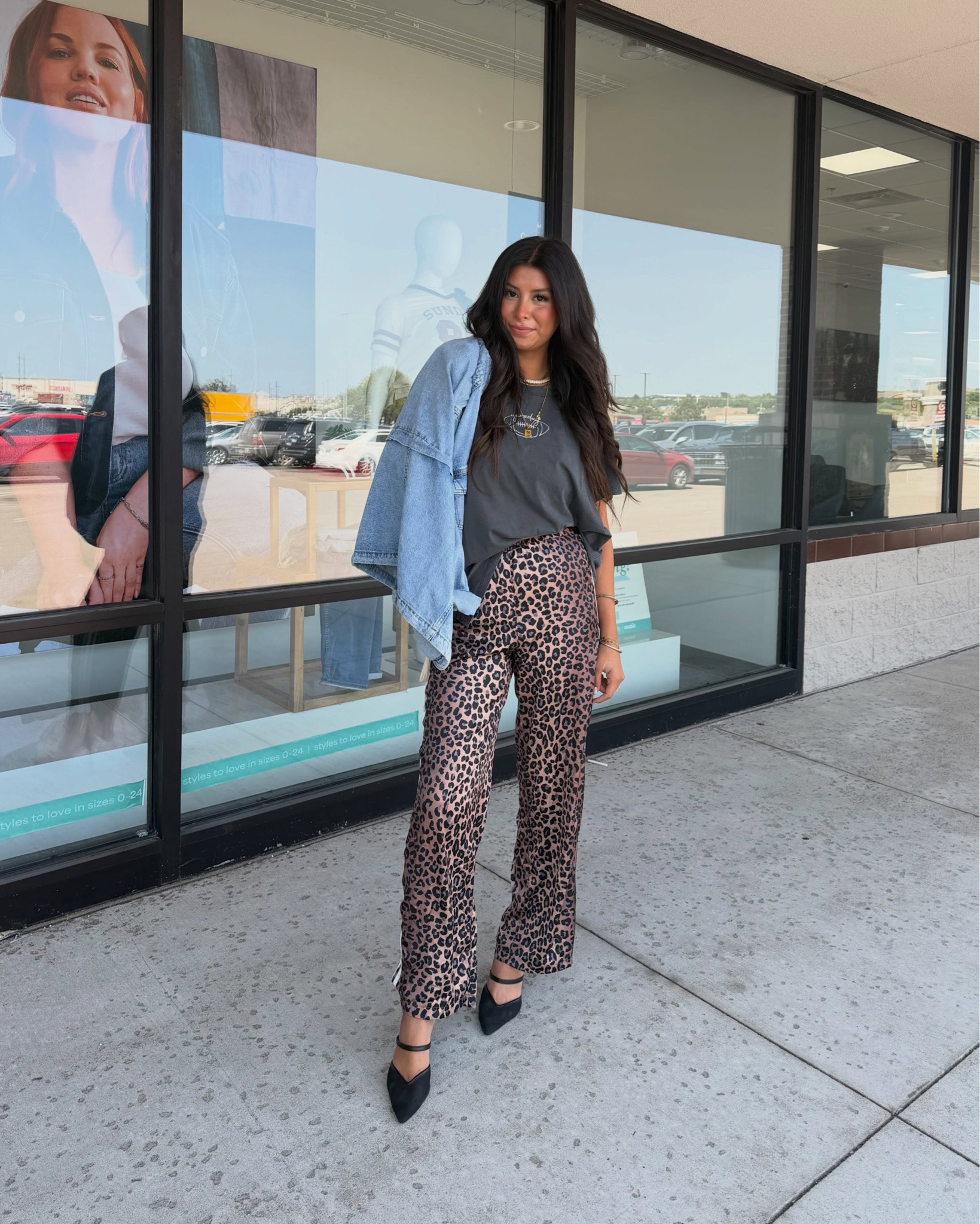 WILD CARD. 🐆🏈

Taking the graphic football tee out of its comfort zone with leopard print, a little denim + heels.

Sporty. Feminine. A little unexpected.
Exactly how I like my outfits. 🖤✨