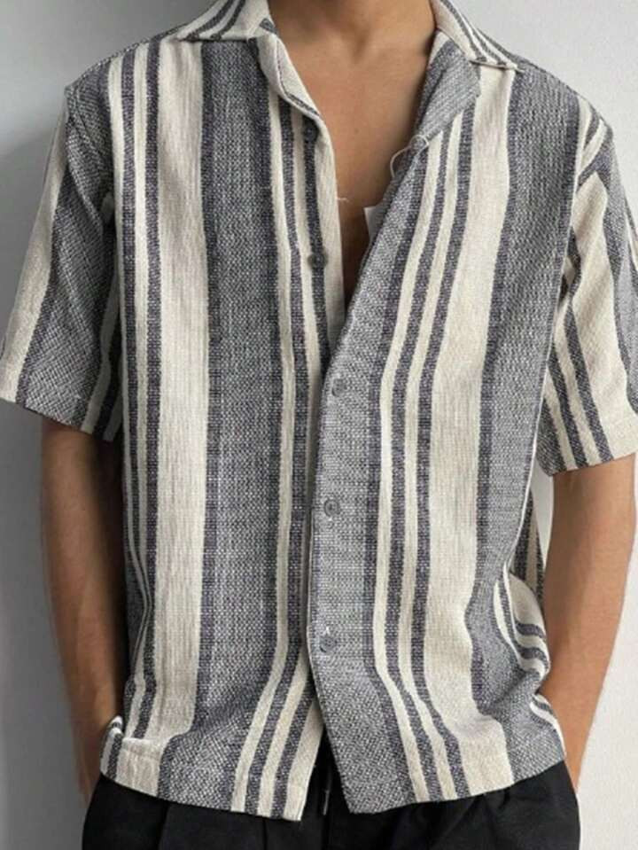 Camisa De Manga Corta Casual A Rayas Para Hombres, Camisa De Trabajo Versátil Y De Moda Para Negocios Y Uso Casual, Cuello Vuelto, Abotonadura Frontal Completa | SHEIN