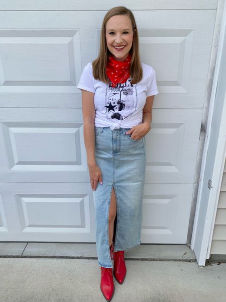 Country western style! Concert outfit idea! Western chic outfit idea! Denim skirt with Dolly Parton graphic tshirt, cowboy boots and a bandana!! Cowboy style! 