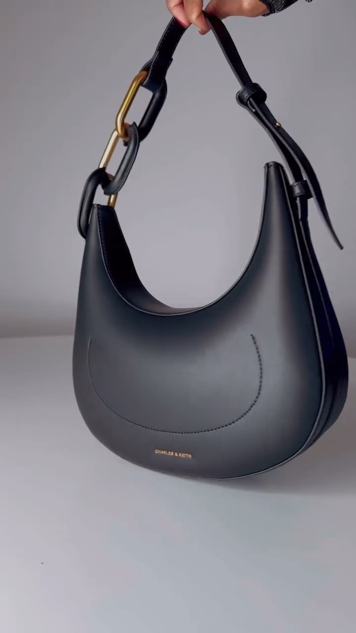 Remember when making a list of people you need to gift this season, don’t forget to add yourself to the list 😉



Which one do you like?

#unboxingvideo #imwithcharleskeith #charleskeithfamily #charleskeithcommunity #supplied

#LTKbag #LTKeurope #LTKshoes