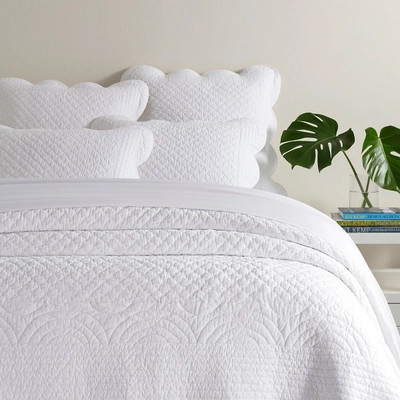 Power Shake Scallop White Quilt | Annie Selke