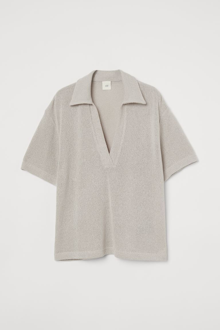 Top in soft, fine-knit slub yarn. Collar, V-shaped opening at front, and short sleeves. | H&M (US + CA)