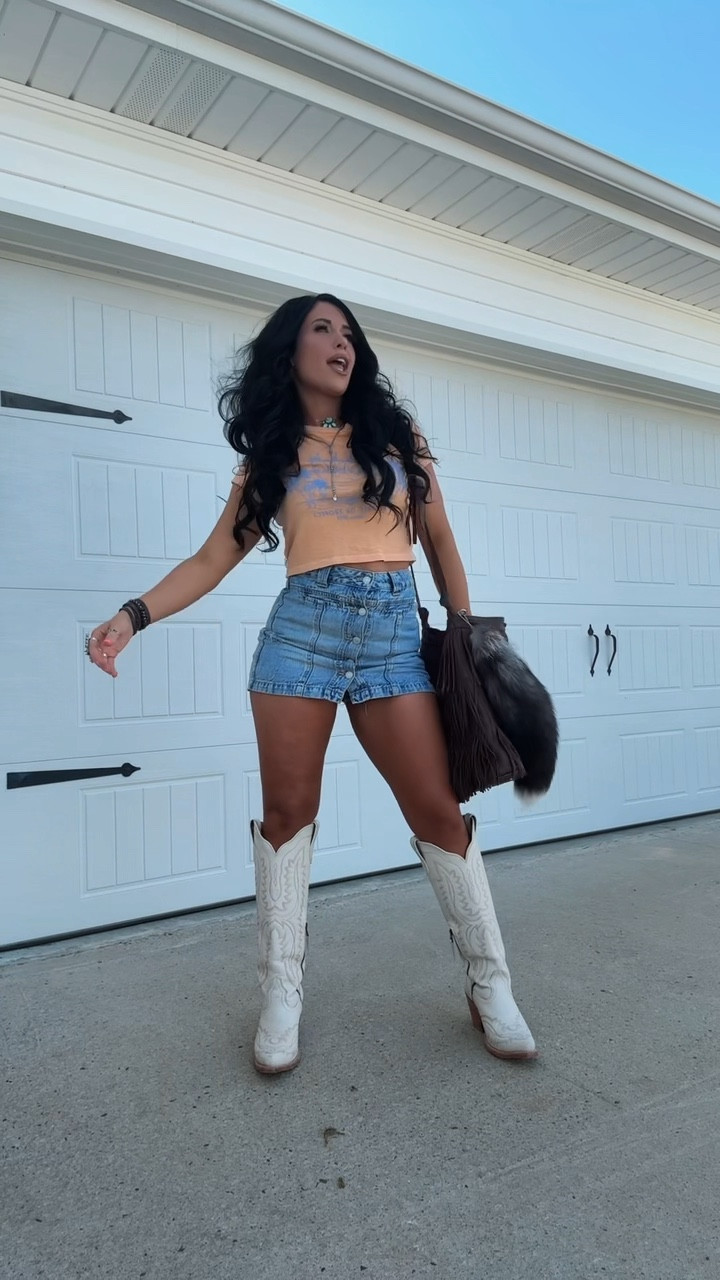 Fringe bag is from 7bar boutique🫶🏼
#western #westernfit #westernfashion #cowboyboots