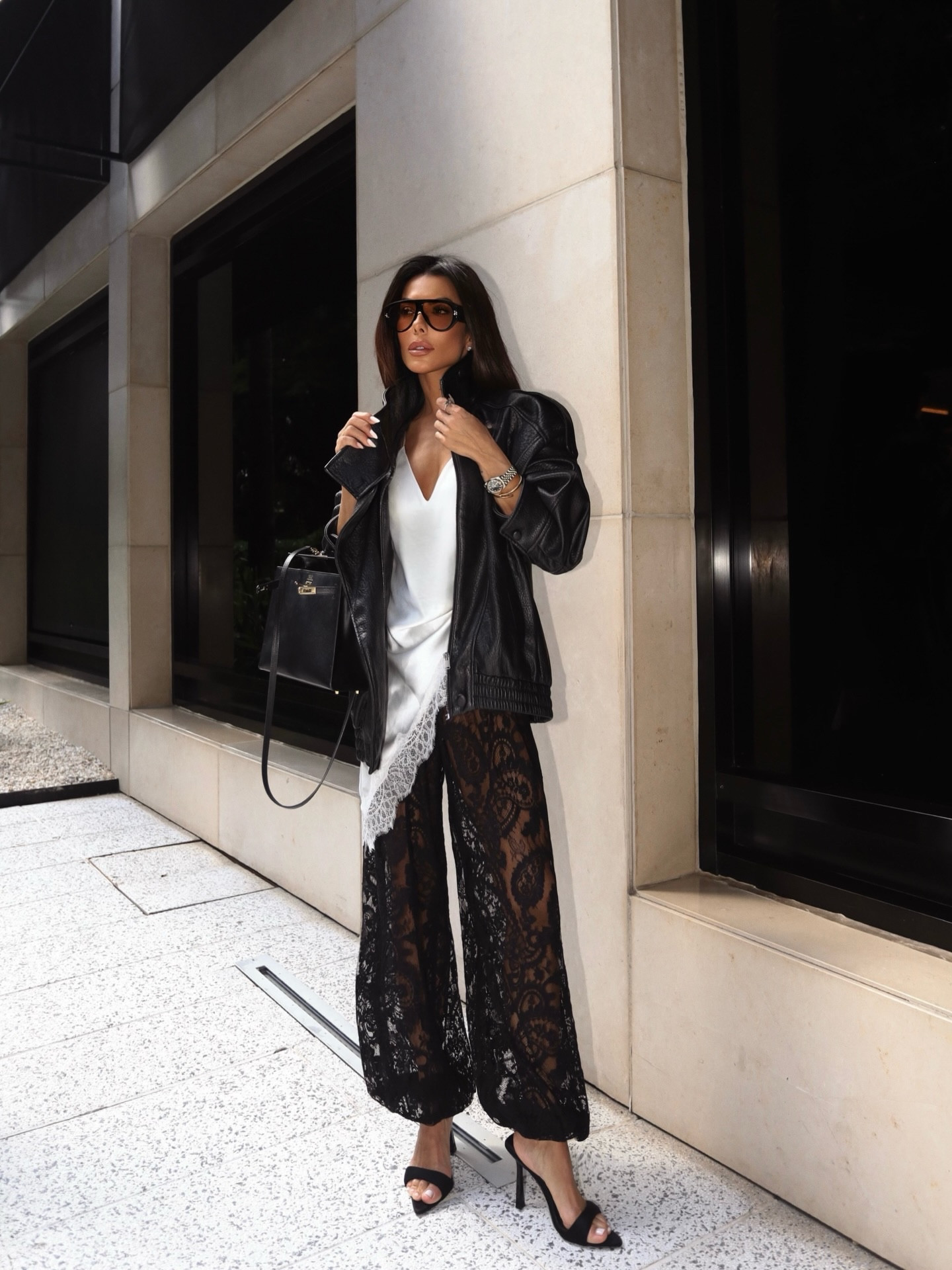 Layering Basics 🖤
Back to #streetstyle 
Comment LOVE for links