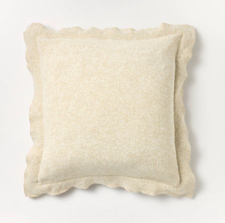 I’m loving the scalloped detailing of this pillow for my vintage guest room makeover. 