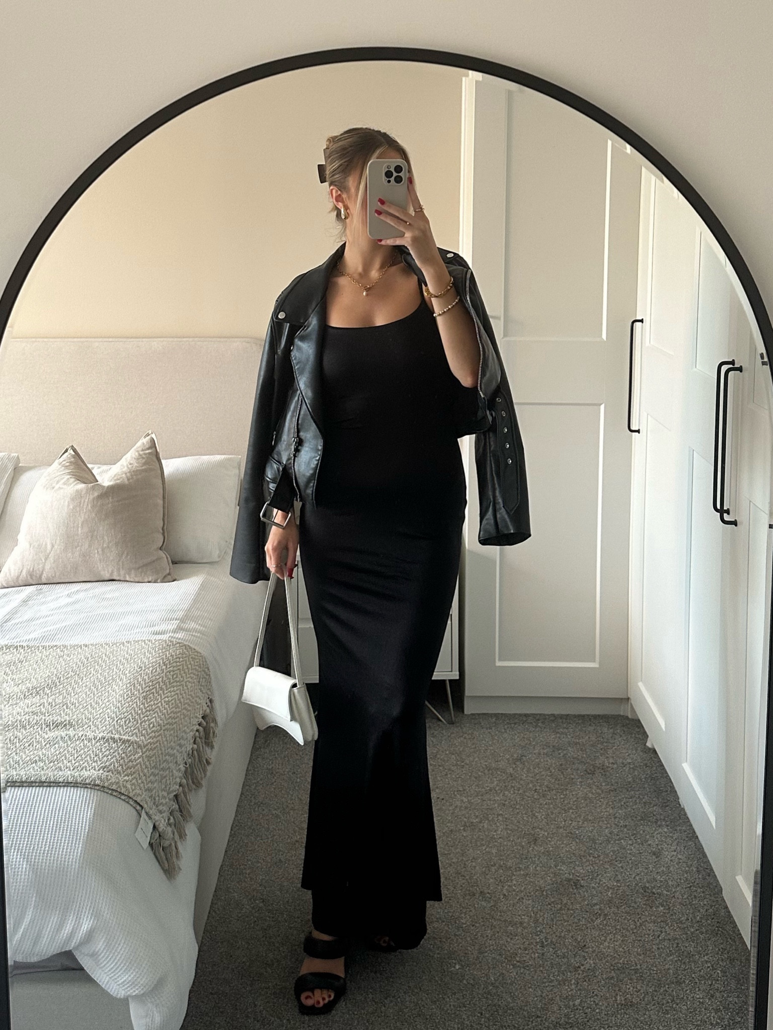 Black maxi dress (S/8)
Zara leather jacket (M)
Shoulder bag
Primark heels 

#LTKSeasonal #LTKeurope #LTKstyletip