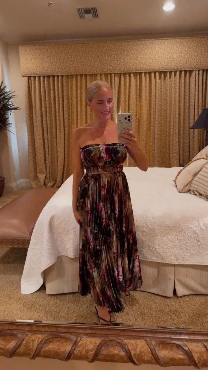 Another beautiful fall wedding guest dress. The smocking on the back makes it fit perfectly. I'm wearing a size small. ￼