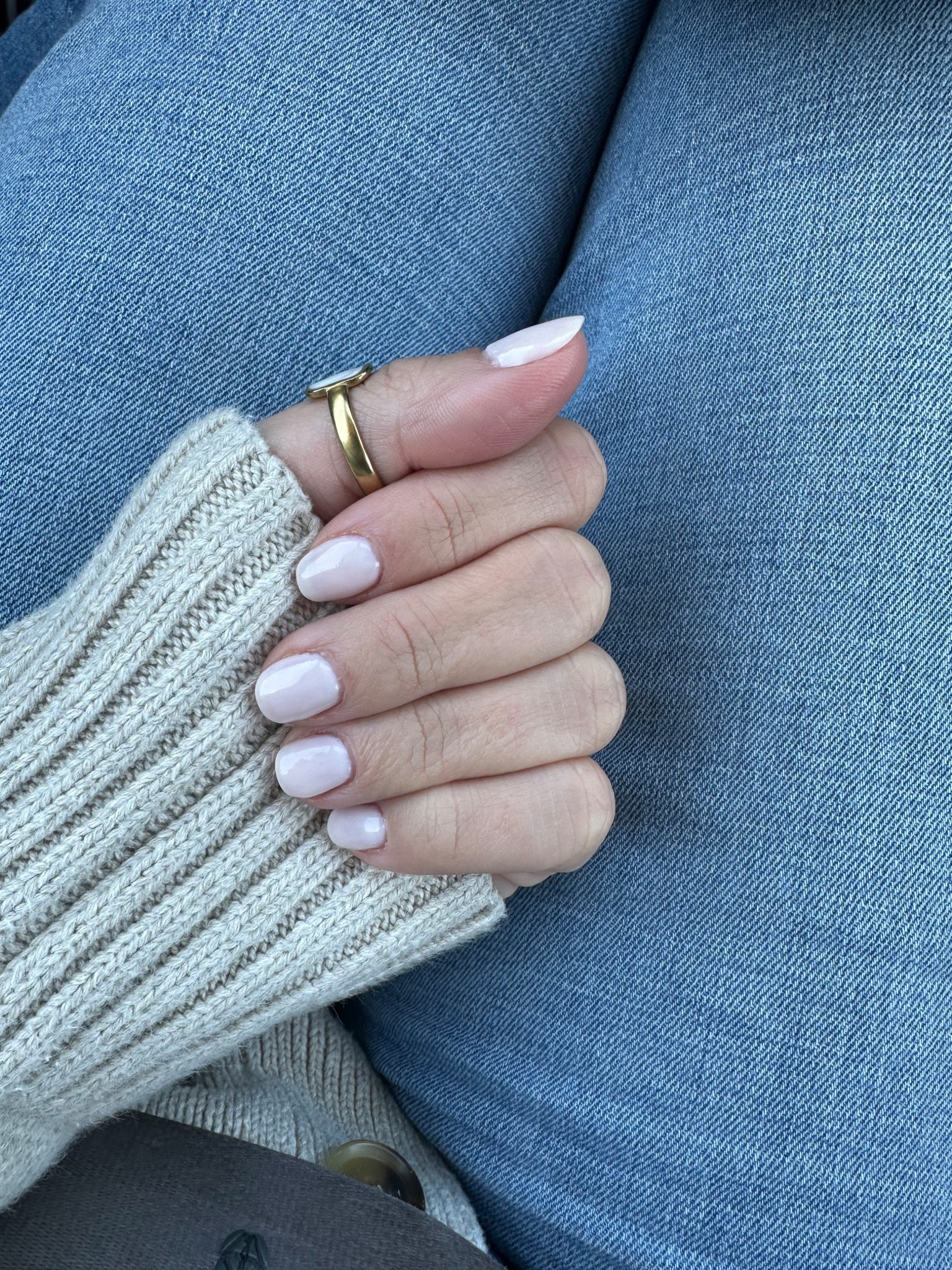 March manicure!! This is the perfectttt neutral light pink!! Color is jodsone b33 from the set of 5 I linked here!! 