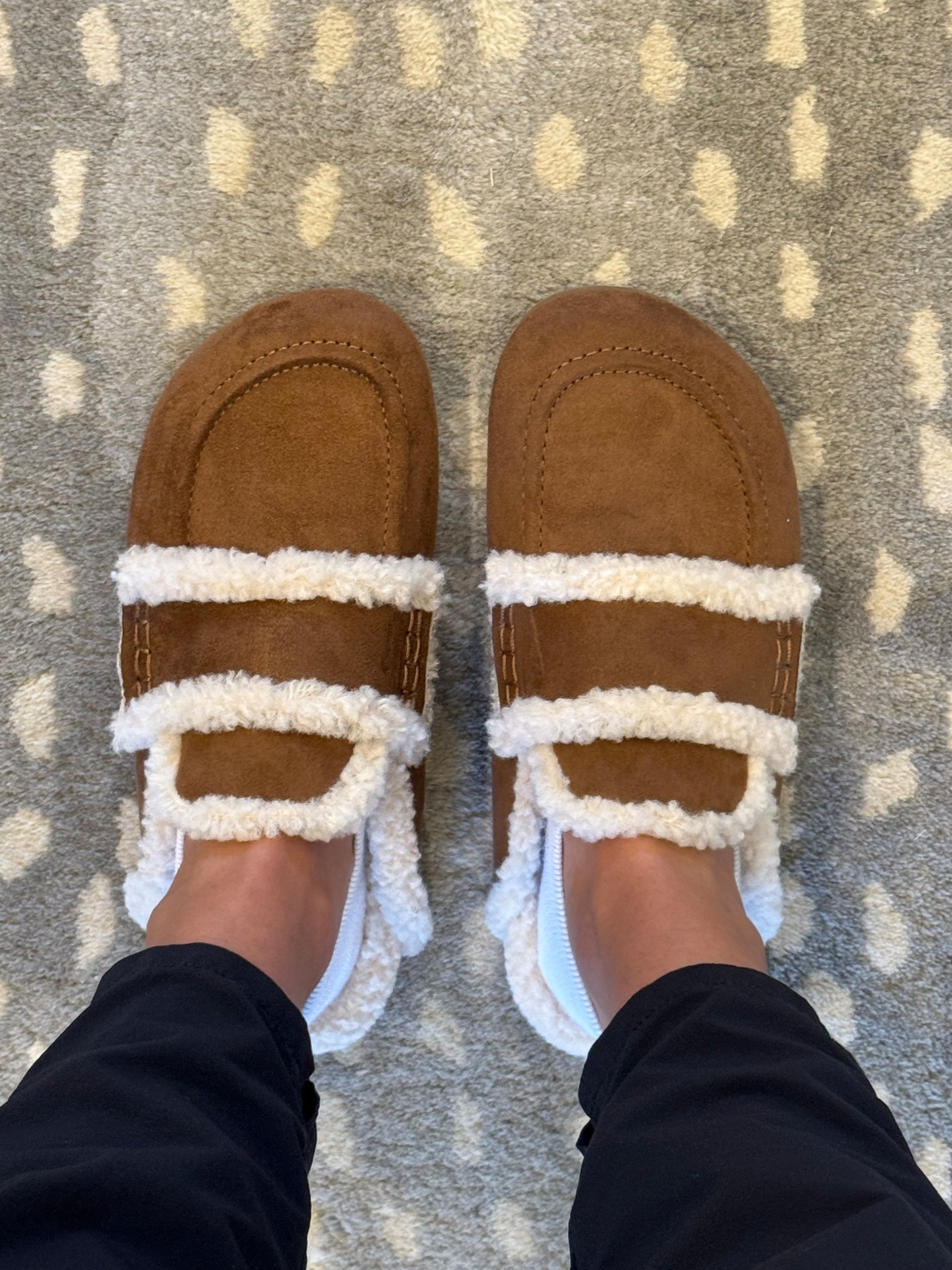 Comfiest slippers/shoes that you’ll find me living in all winter! 

#target 
#sherpa
#slippers
#shoes
#slides 
