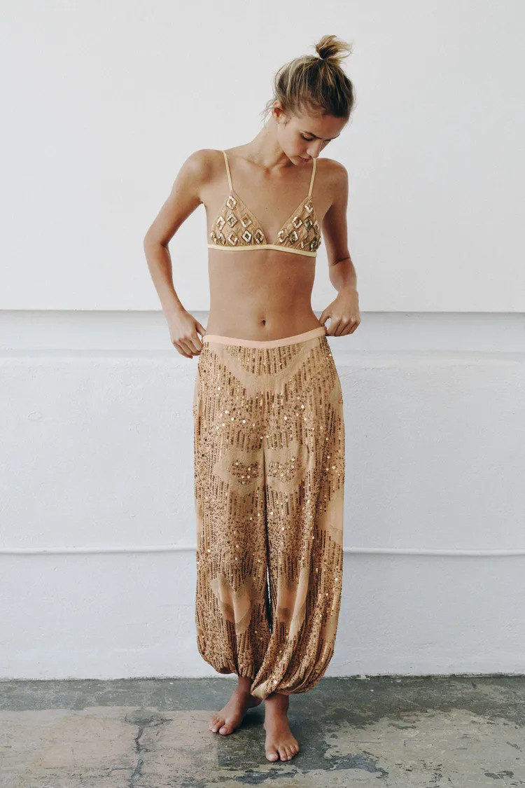 Mid-rise pants with an elastic waistband. Featuring metallic thread detailing and contrasting bea... | Zara US