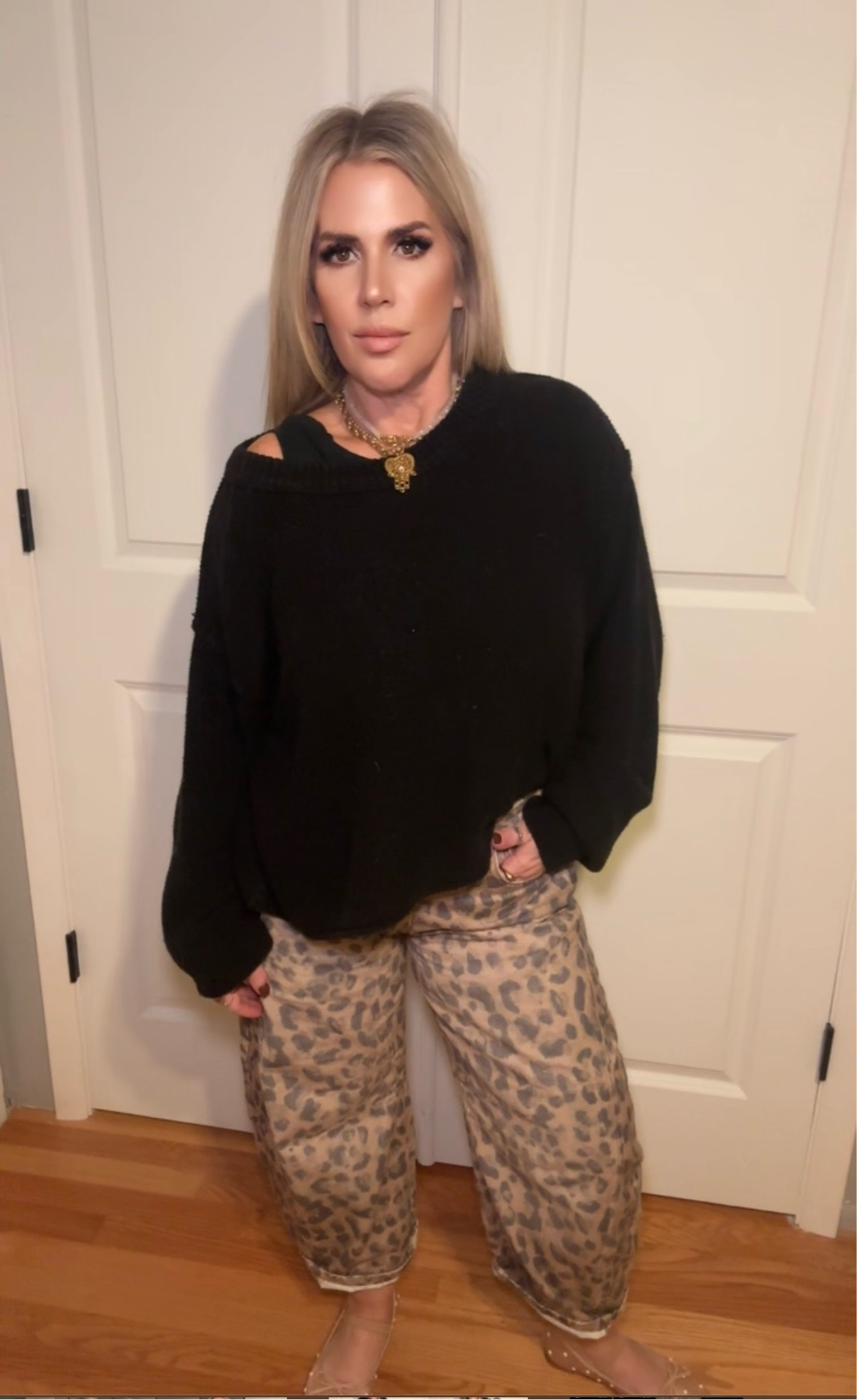 Perfect fall outfit for those crisp fall mornings @freepeople  love these pants and top heart necklace @logantayjewlry