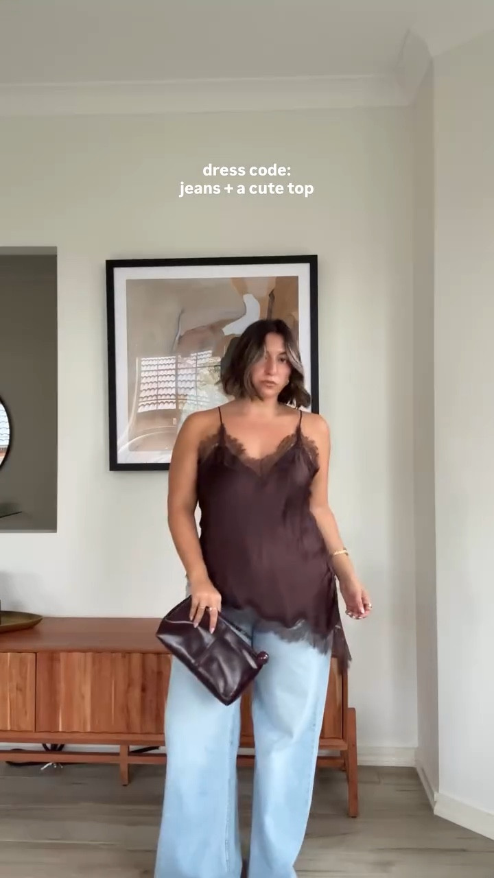 ‘Tis the season of jeans + a cute top outings 👖✨ 

.
.

#jeansandacutetop #outfitstyling #size14 #midsizestyle #outfittransitions outfits ideas jeans and a nice top elevated style midsize outfit ideas how to style jeans wardrobe basics