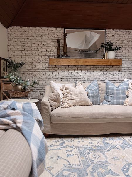 Coastal neutral living room with hues of blue 

#LTKhome