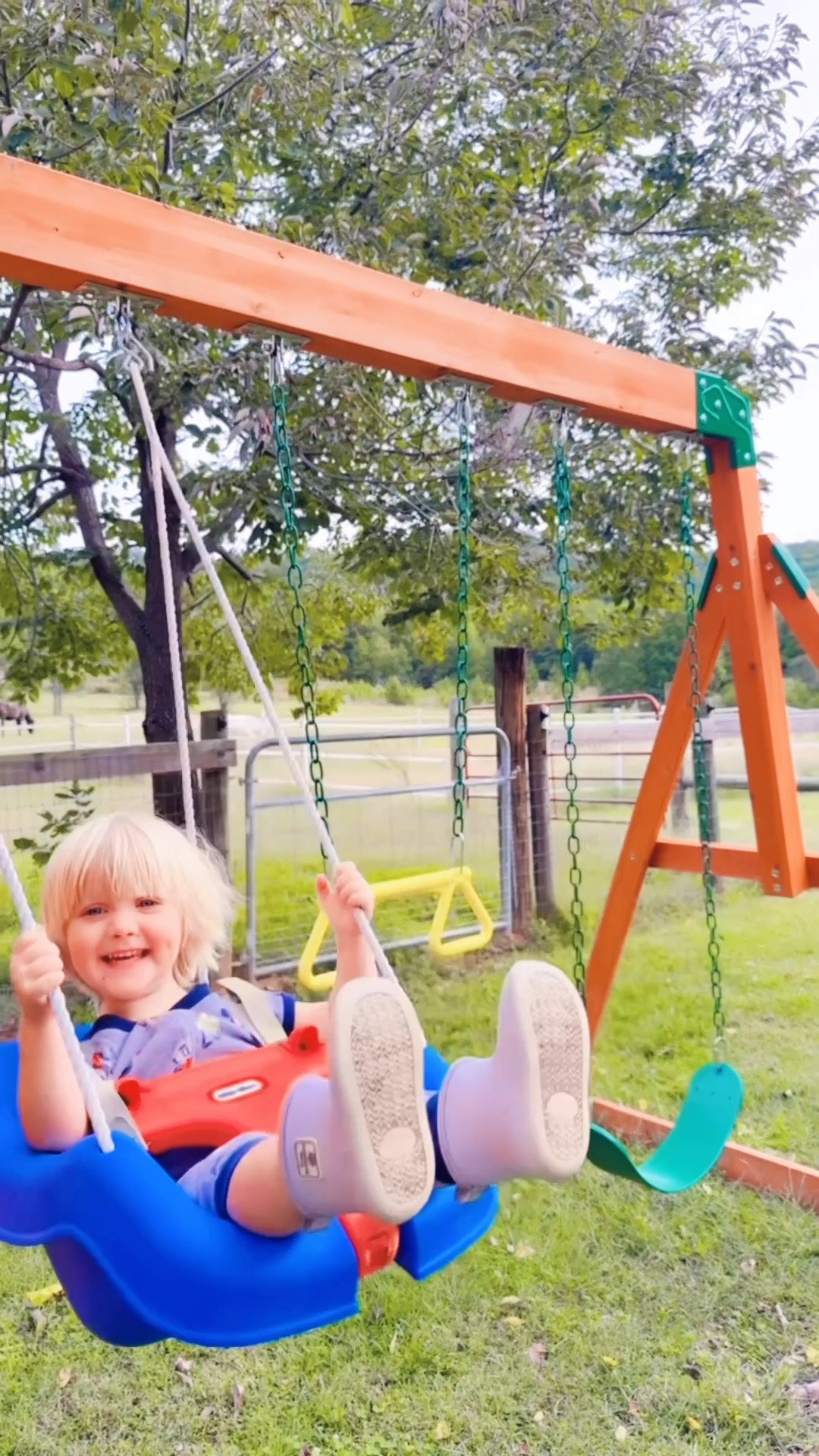 We love a sweet slow country mornin’ out here on the farm!!! 👶🏼🐓🌾 Breakfast 🥣 on the playhouse picnic 🧺 table 🛝 and swingin’ with the animals!! 🐴🐔