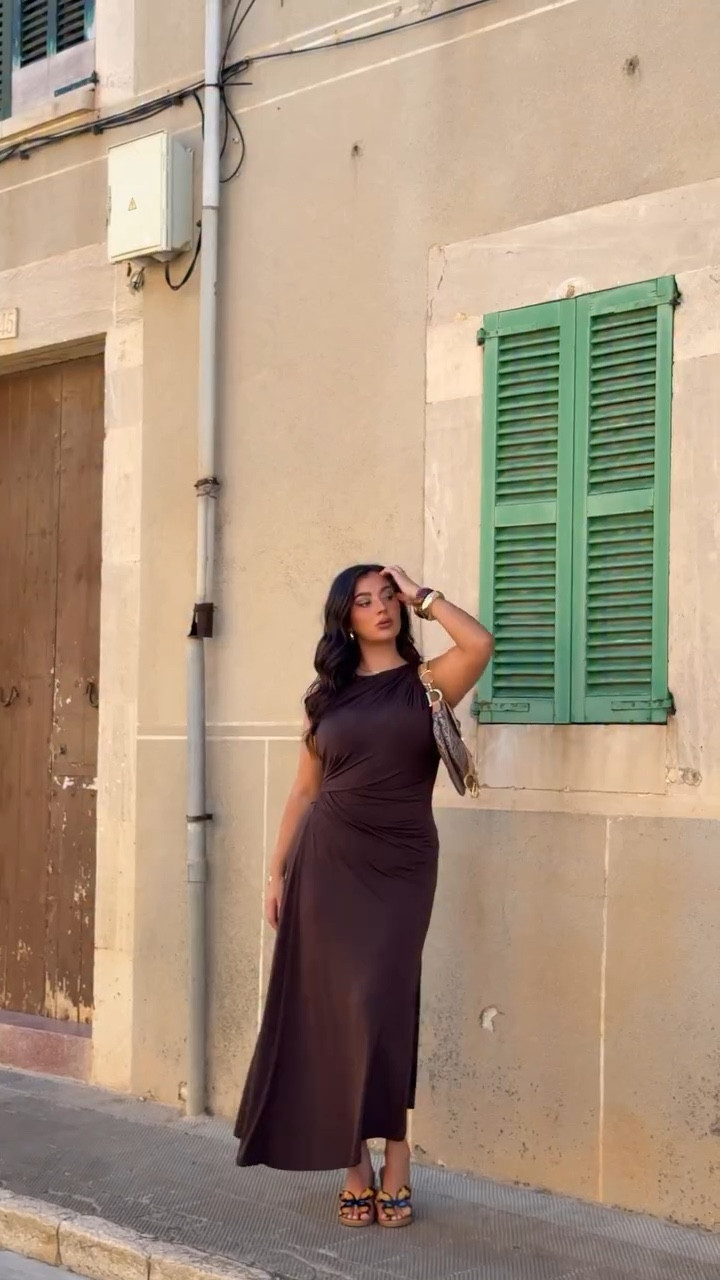 Walking into euro summer like 🤎 @sheikeandco