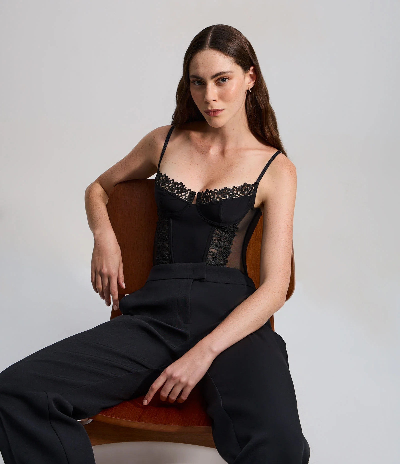 Corset Meia Taça sem Bojo com Recortes em Tule e Renda Branco - Lojas Renner | Renner (BR)