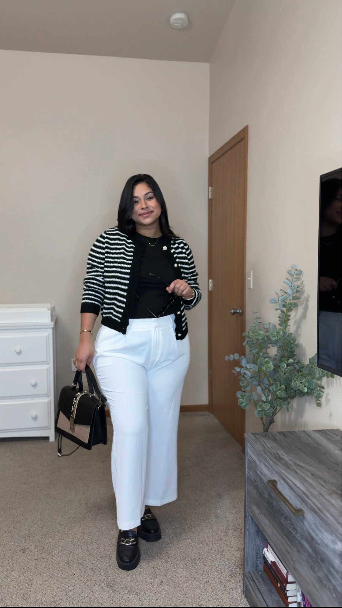 Outfit con blusa de lactancia🤱🏻
Detalles ↓
BLUSA: L
PANTALÓN: XL
SUÉTER: L