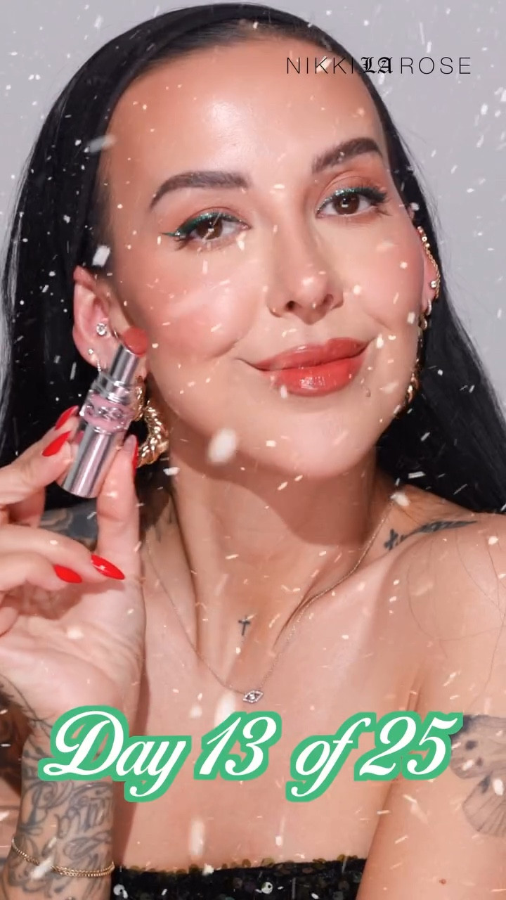 Try this combo next time you wear a pop of color on your eyes! 🎄

Day 13 out of 25 days of #Holiday Lip Combos 
@yslbeauty candy glaze in 122 caramel swirl 
@hourglasscosmetics lip liner in tempt 3 
Green, glitter eyeliner is @halfmagicbeauty Glitter Pill in Merquoise 

#lipstick #lipoftheday #lipcombo #holidaymakeup #holidays #makeupinspo #ysl #hourglass