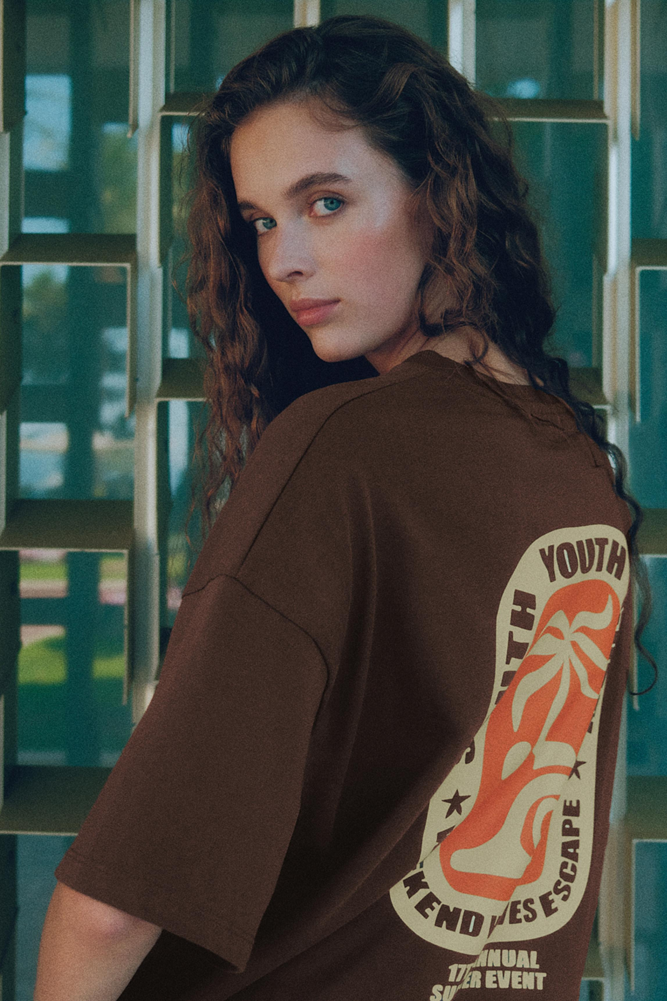Brown palm tree graphic T-shirt | Pull&Bear United Kingdom | PULL and BEAR UK