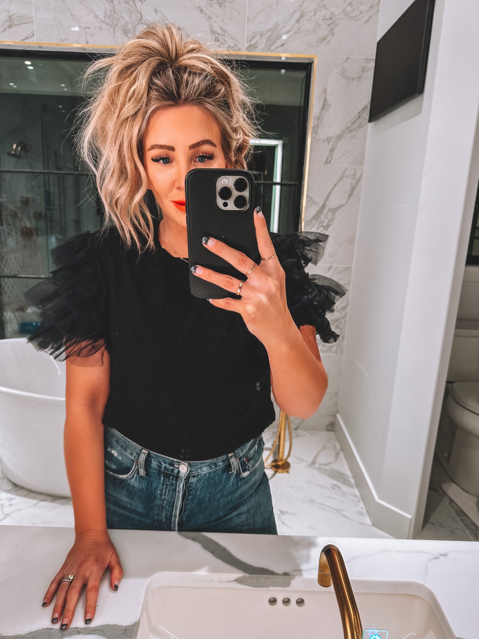 The CUTEST tee! Perfect for the holidays and for styling after! Comes in multiple color options… I’m in a Medium 