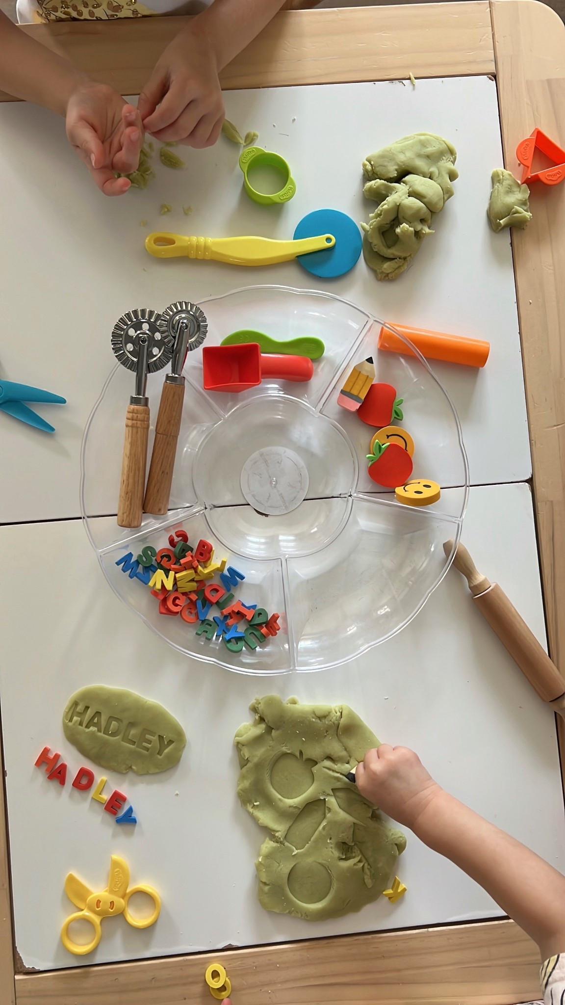 Back-to-school play dough tray ✂️📚✏️🚌📓🍎

#LTKFamily #LTKKids #LTKSeasonal