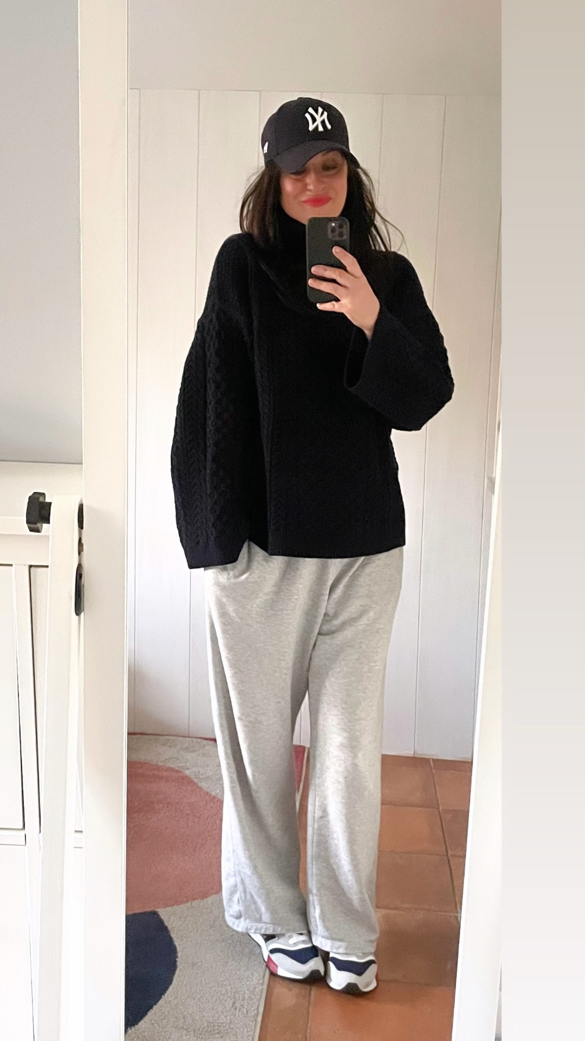 . Navy Yankees baseball cap #newera (linked)
. Navy irish knit turtleneck jumper #arket (linked)
. Light grey sweatpants #hm (linked)
. U997R sneakers #newbalance (linked)
. "Defiant coral" semi-matte lipstick #esteelauder (linked) 


#LTKmidsize #LTKwinter #LTKfrance
