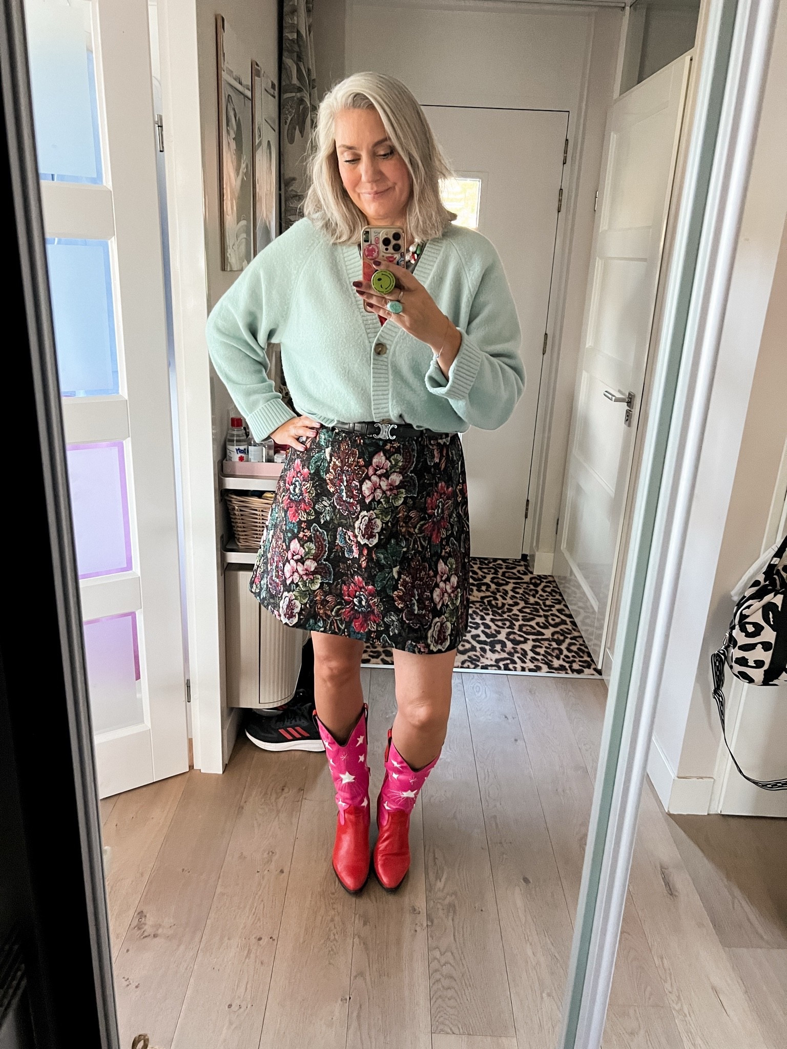 OOTD - vrijdag. Turquoise vest (xl), over een Rolling Stones t-shirt (heel oud) op een Jaquan’s rokje met bloemen patroon (42), parelketting met bedels en rood/roze cowboylaarzen (oud, DWRS x Ramijntje).

#LTKFashionMonth #LTKnederlands #LTKeurope