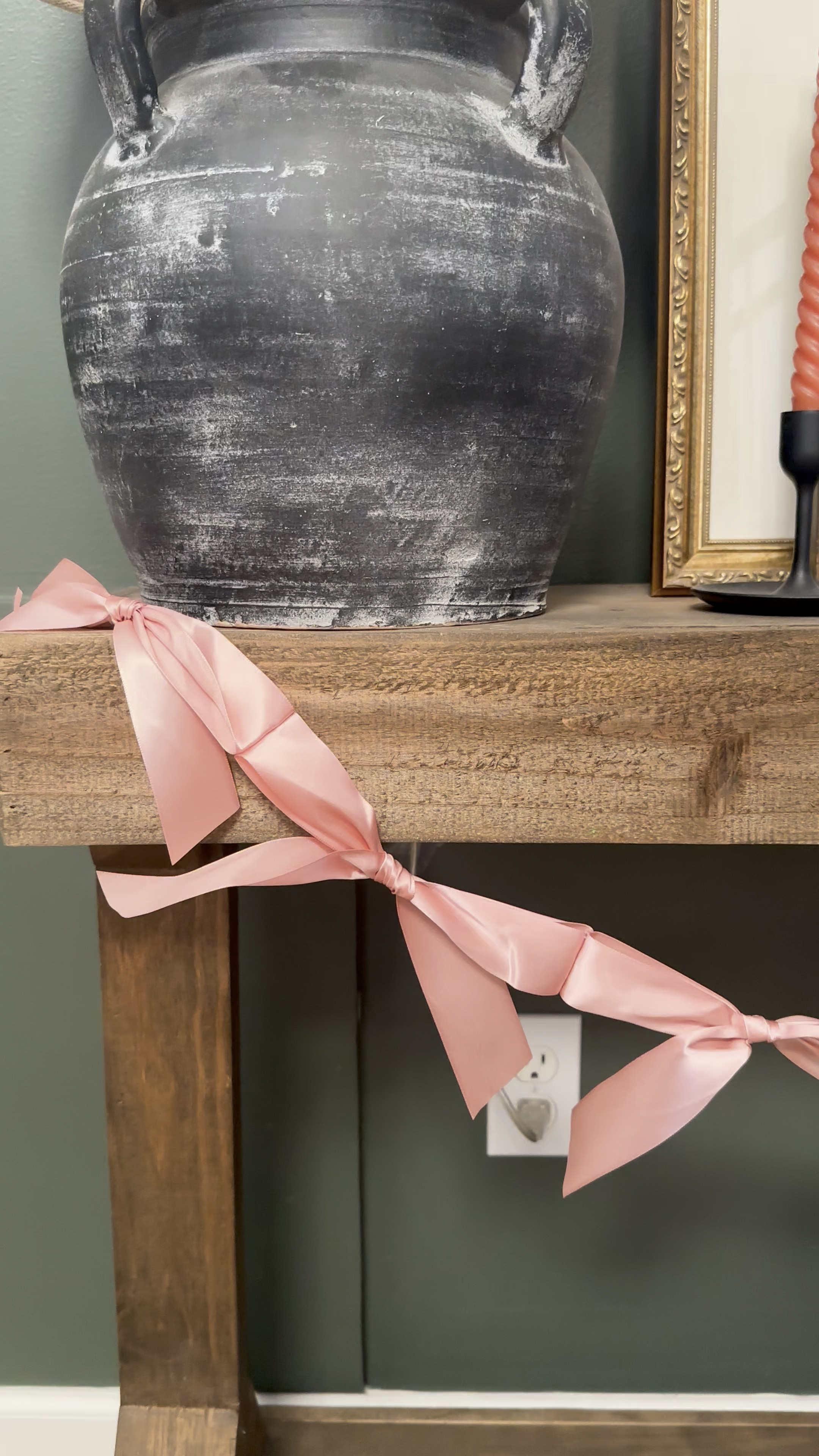 Bow garland 

#LTKHome #LTKSeasonal #LTKStyleTip