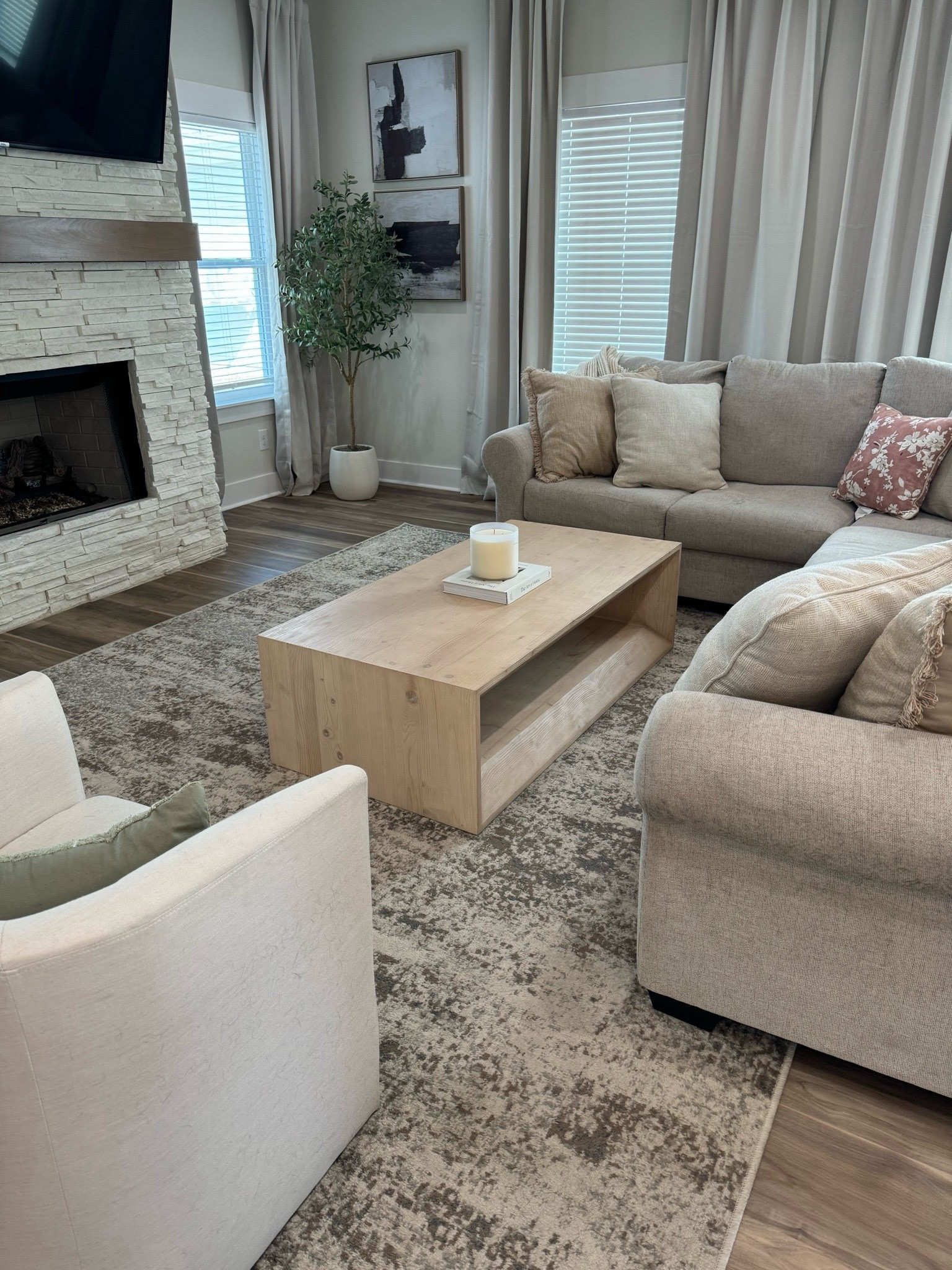 Modern living room 🤍🤍

#modern #modernorganic #sectional #coffeetable

#LTKstyletip #LTKhome