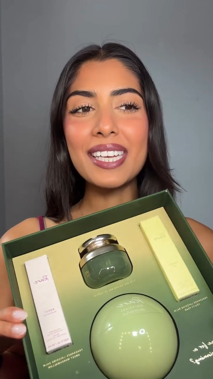 Trying the new @rarebeauty scent, have you tried it??
.
.
.
#rarebeauty #eaudeparfum #perfume #scent #selenagomez