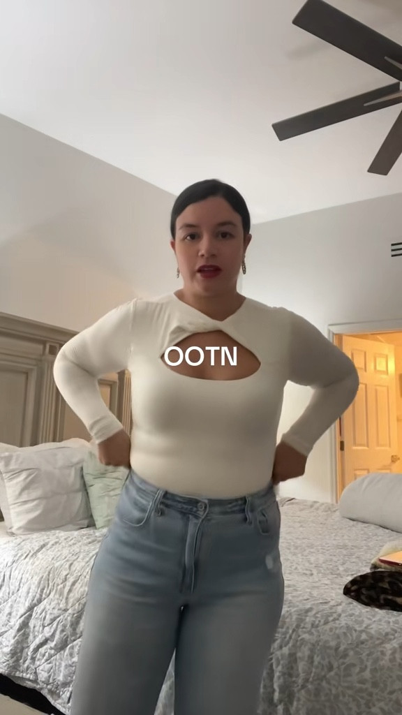 Sharing my ootn that I wore for our monthly book club meeting! 

White bodysuit // high waisted straight jeans // festive heels // stoney clover bag // christmas outfits