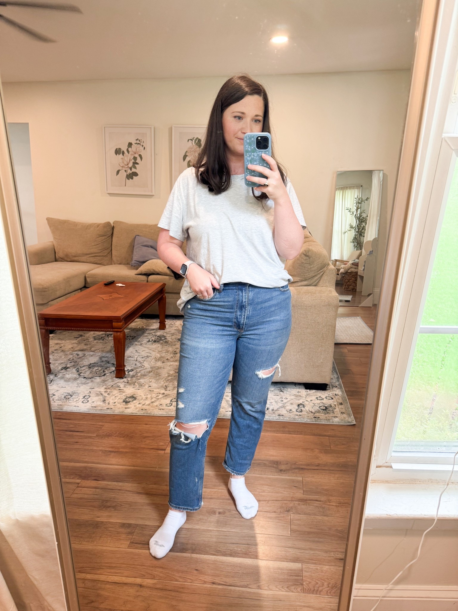 Straight leg jeans. Mom outfit of the day. Fall outfit 