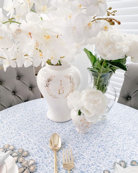 Pretty scene 🤍 monogrammed ginger jars, white orchid stems, orchid napkin ring, orchid placemat  + lovely blue and white table linens 🩵 