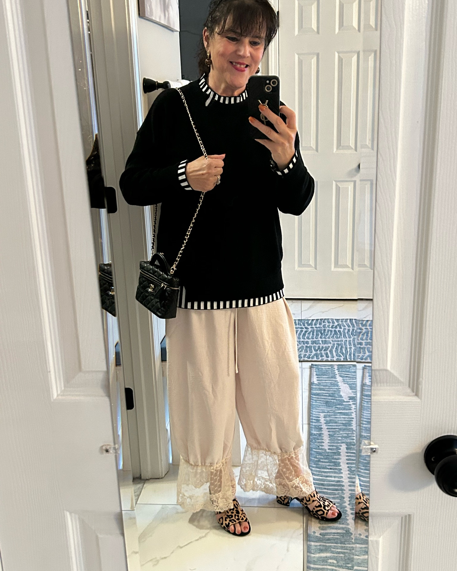 Amazon!! Anti-pooch outfit of the day!! 🙌
Black top with that stripe trim + cream wide-leg pants with lace at the ankle — this combo smooths everything and keeps me feeling snatched. The high waist holds you in, and the wide leg flows so nothing clings where it shouldn't 😉
Leopard sandals and the quilted bag finish it off. Chic, comfy, and so flattering after 50.
Always be confident, ladies 💋
Do you prefer a high-waist wide leg or a flowy dress for anti-pooch days?
#antiPooch #ootd #widelegpants #over50fashion #styleover50
