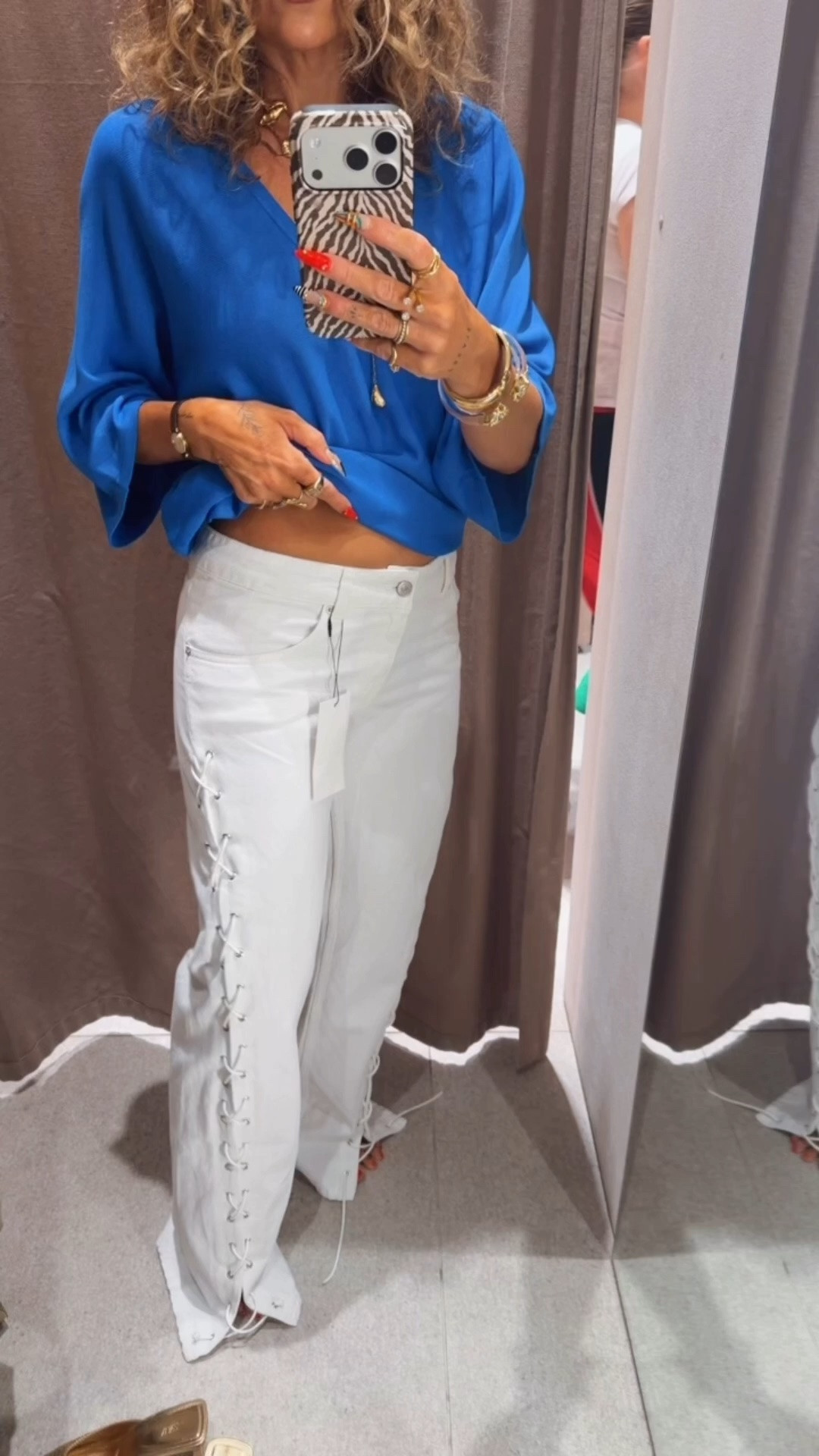 Another Zara find! Obsessed w these lace up jeans. Low rise. Wearing size 2