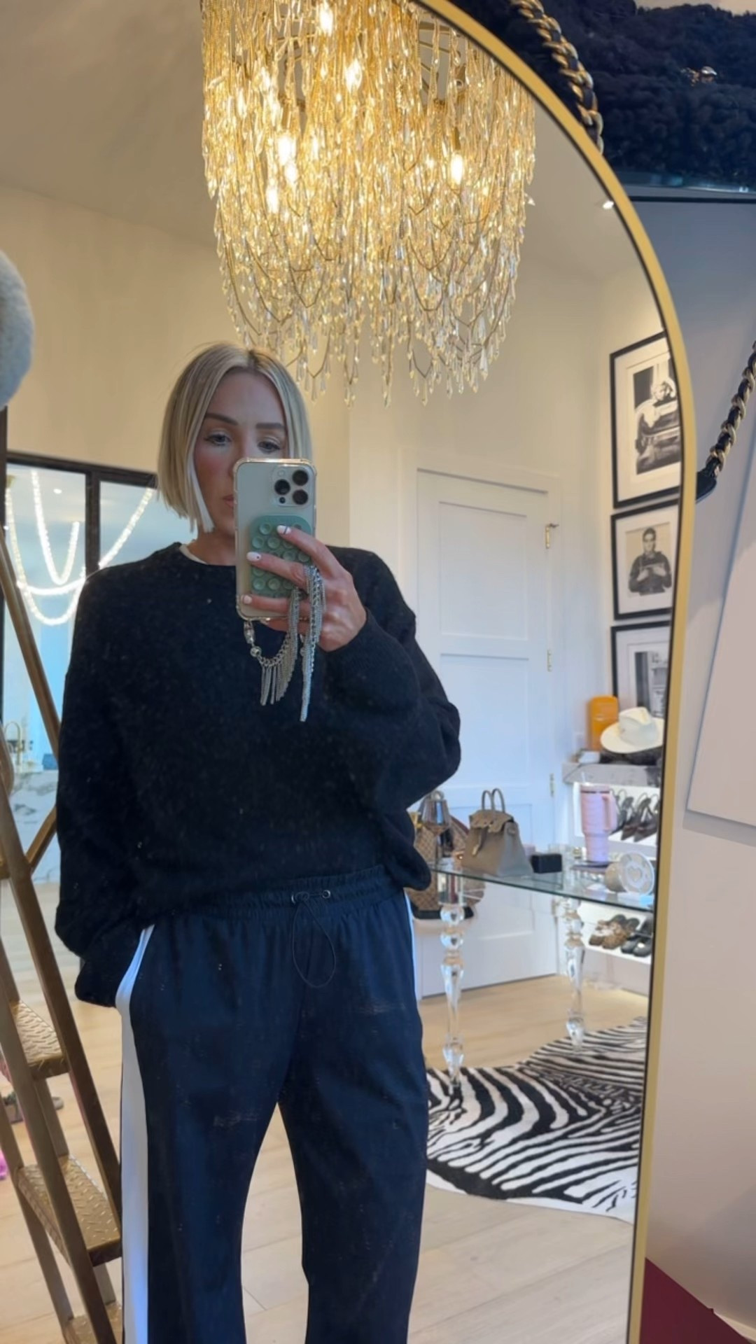 The #1 best track pant to dress up or down now comes in a black and white combo 🙌🙌🙌 I’m in a medium for oversized look 