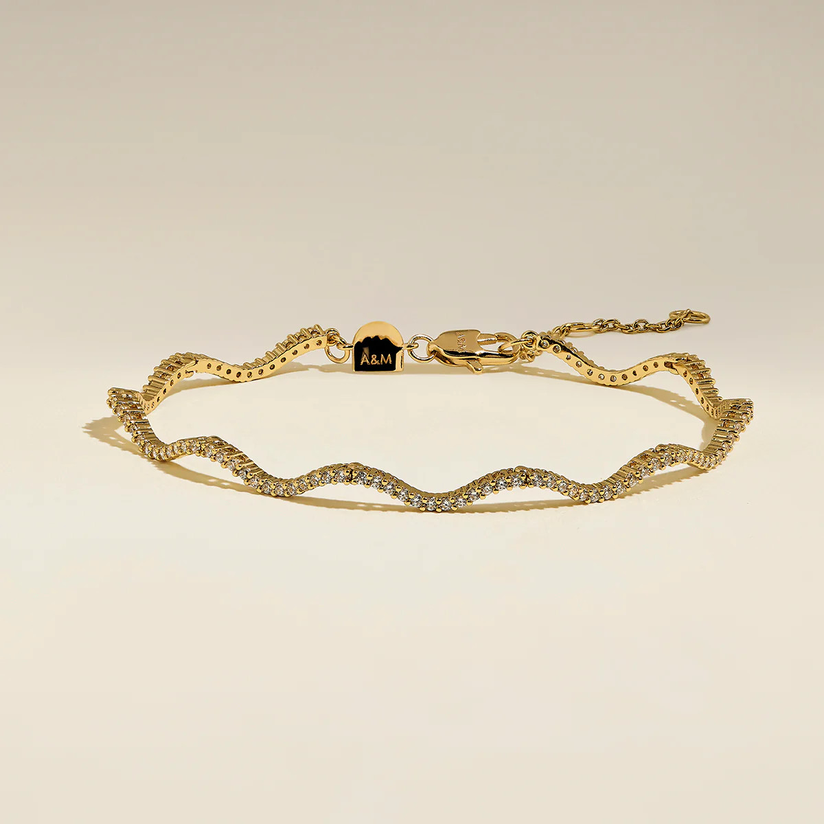 Scalloped Tennis Chain Bracelet in Gold | Astrid & Miyu UK
