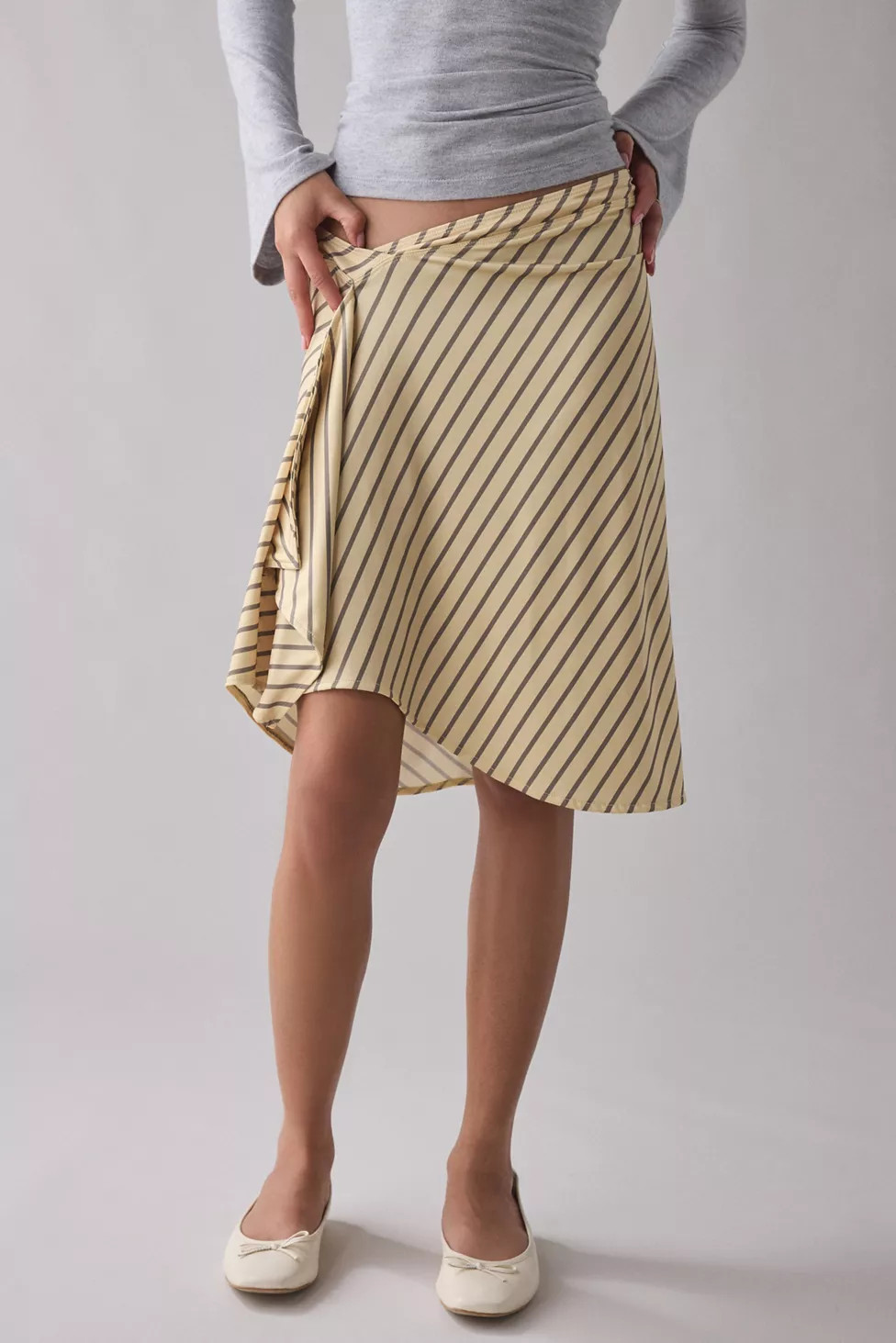 Motel Esmeray Asymmetric Ruffle Low-Rise Knee Length Skirt | Urban Outfitters (US and RoW)