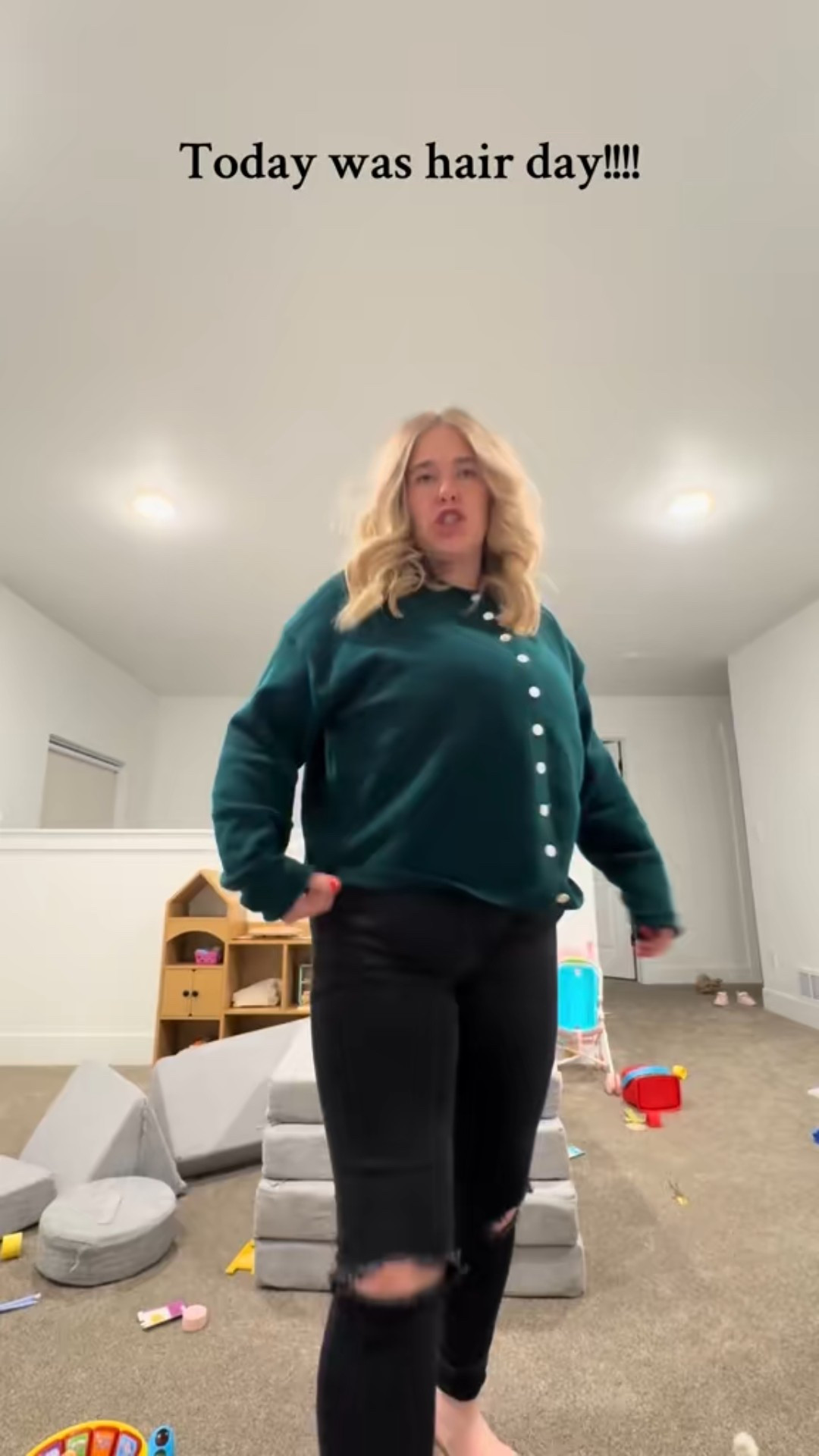 XL top 
Size 14 jeans (I cut slits in the knees) 

#LTKPlusSize #LTKMidsize #LTKootd