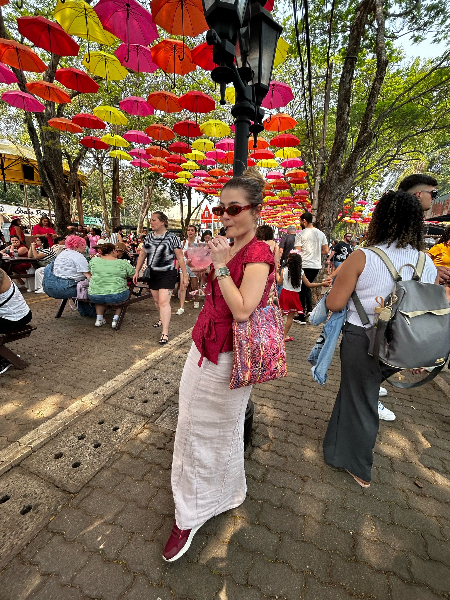 Primavera chegando e a gente já quer botar pra jogo um lookinho com cores mais alegres e vívidas não é mesmo?! 

Aqui eu bolei um tom sobre outro do rosa, praticamente no outfit completo! 

•Saia longa rosinha
•Blusa transpassada rosão😄
•bolsa de palha nos tons das anteriores
•tênis cereja, mas que casou mt bem no fim das contas👌🏼

#LTKspring #LTKbrasil #FashionMonth