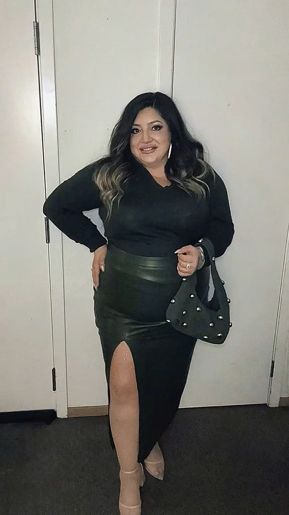 A Army Green monochrome moment. Everything linked below. 

#LTKPlusSize #LTKMidsize #LTKOver40