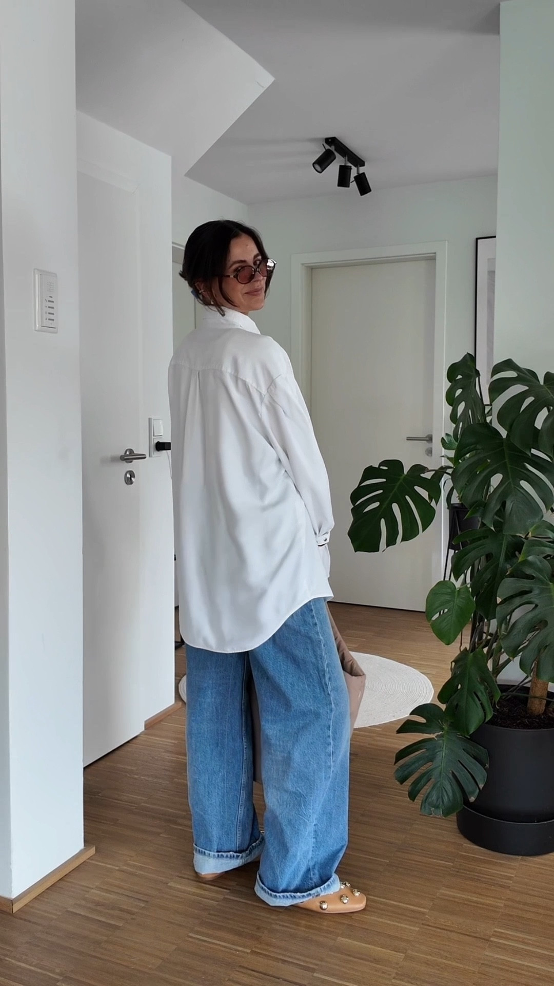 wir machen weiter: 7 LOOKS SPÄTER - OFFICE EDITION ❤️‍🔥
heute gibt es einen basic look aus weißem oversized hemd und blauer jeans und ich würde sagen dieser look zeigt sehr gut, dass basics nicht langweilig aussehen müssen 🤝
ich lieb ihn, was sagt ihr? 🫶

Tasche: GOT BAG - LISALX10

#LTKdeutschland #LTKworkwear #LTKstyletip