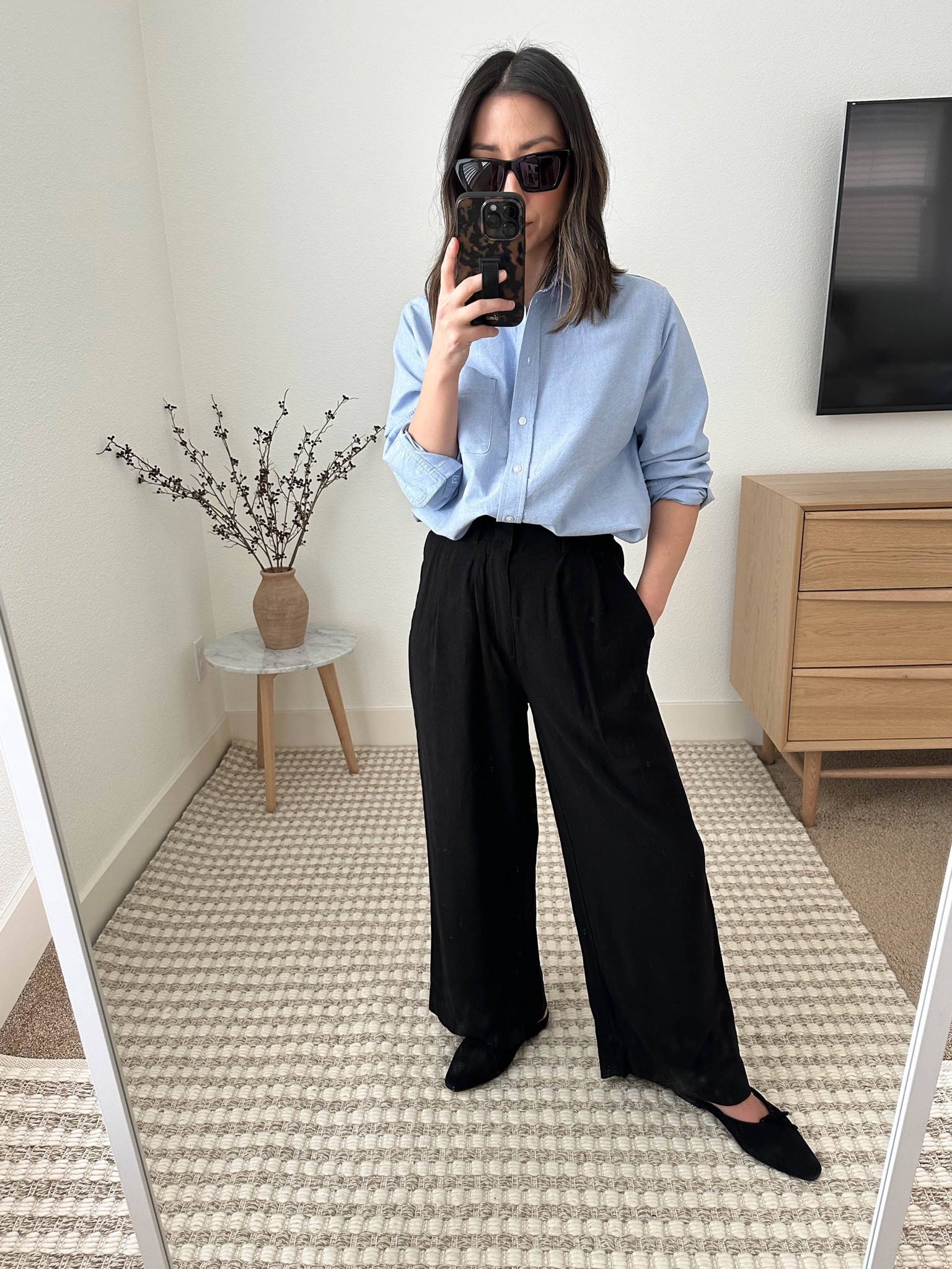 Everlane Oxford. The weight of this shirt reminds me of the AYR white one. Thicker for sure but love the fit and the way it drapes. Sized up to a 4 for more oversized fit. 

Shirt - Everlane 4
Pants - z supply xs
Mules - Staud 35
Sunglasses - YSL Mica 

Petite Style, Neutral outfit, capsule wardrobe, minimal style, street style outfits, Affordable fashion, Spring fashion, Spring outfit, Oxford shirt, petite button up 

#LTKshoecrush #LTKSeasonal #LTKunder100