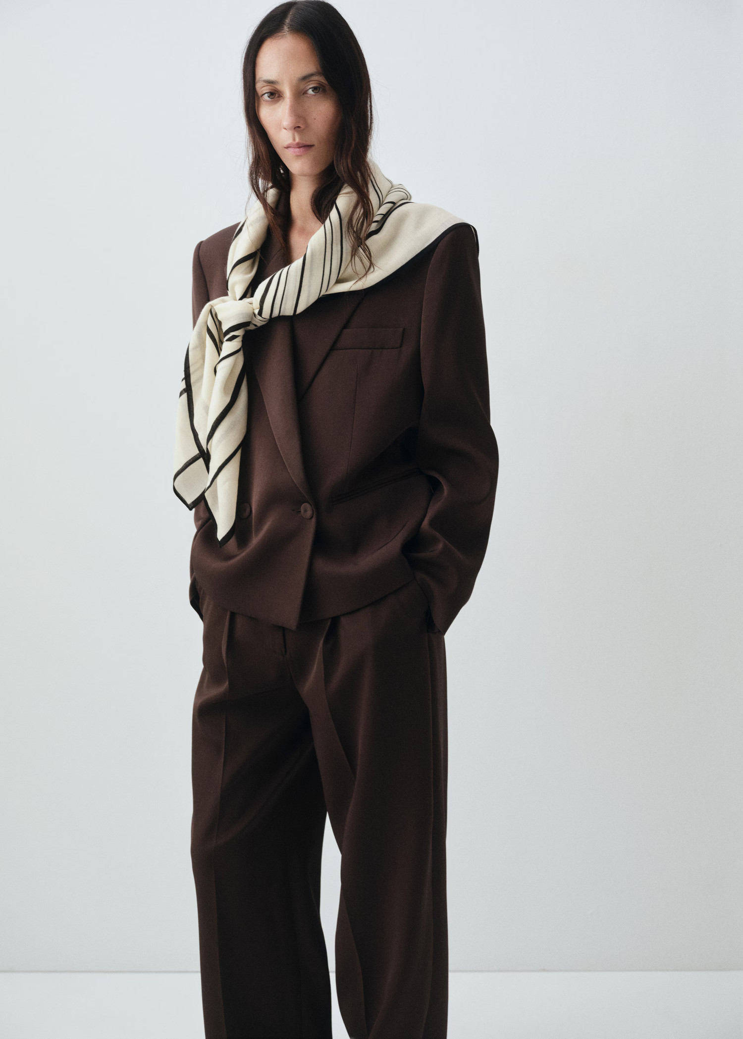 100% wool geometric-print foulard - Women | MANGO United Kingdom | MANGO (UK)