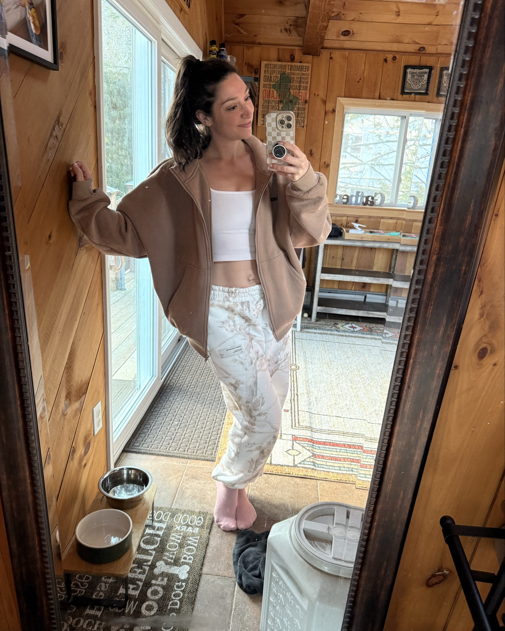 Love this COMFRT mix and match. Latte cloud zip and white oak camo pants. Small zip and medium pants. ✨