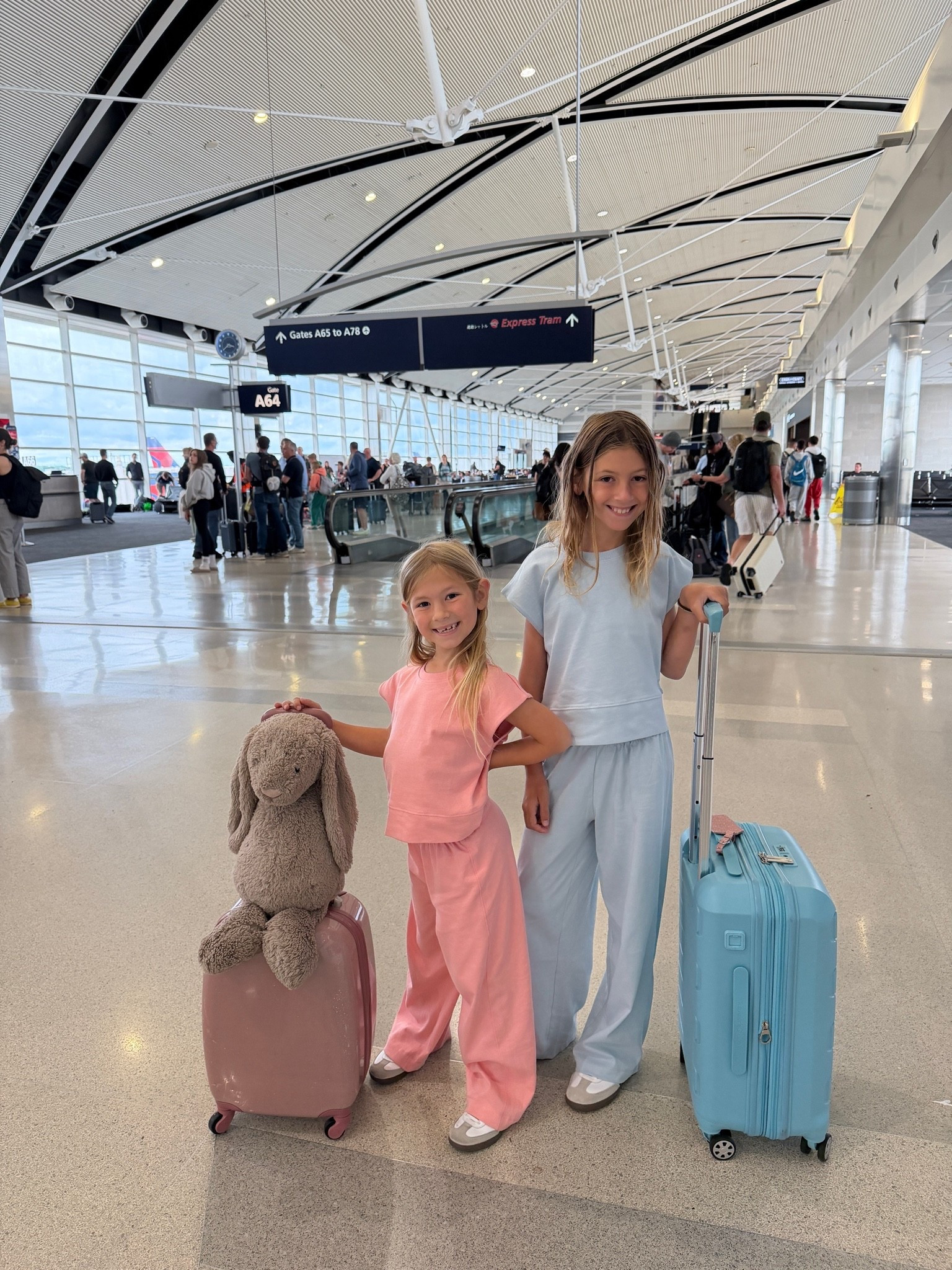 The suitcase my 9 year old loves! Comes in so many colors 💕

#amazonfind #kidstravel #kidssuitcase #travelwithkids #travelfamily #airportstyle